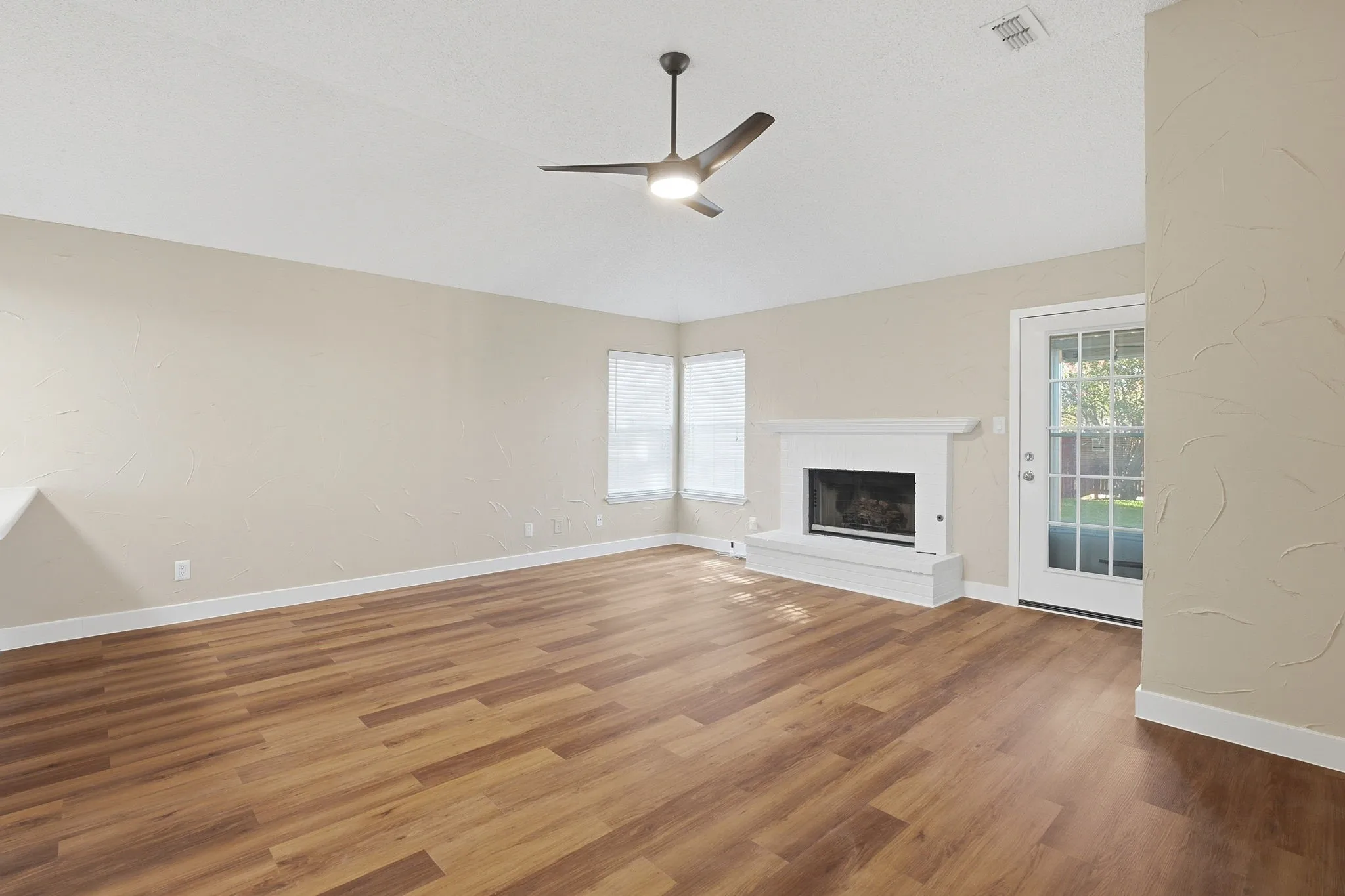 Single Family Residence For Sale in Denton County , 5816 Baker Drive, The Colony, Texas 75056, 3 Bedroom, 2 Bathroom, Garage spaces, 1,818 Sqft, built in 1988, mls#21375497, Real Estate Agent in The Colony, Homes For Sale in Denton county, Homes For Sale in The Colony, Realtor in The Colony Texas, Real Estate Brokerage Independent Realty Texas, Luminita Cordes Realtor