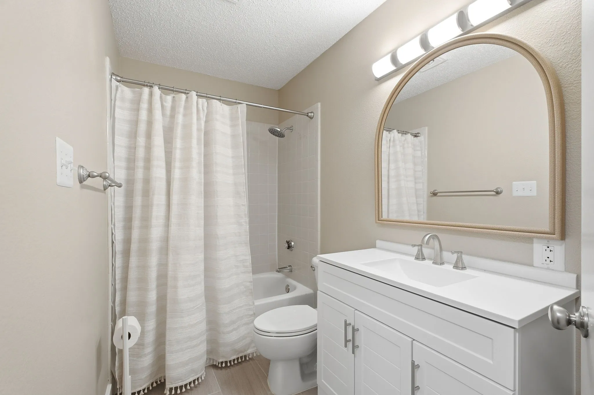Single Family Residence For Sale in Denton County , 5816 Baker Drive, The Colony, Texas 75056, 3 Bedroom, 2 Bathroom, Garage spaces, 1,818 Sqft, built in 1988, mls#21375497, Real Estate Agent in The Colony, Homes For Sale in Denton county, Homes For Sale in The Colony, Realtor in The Colony Texas, Real Estate Brokerage Independent Realty Texas, Luminita Cordes Realtor