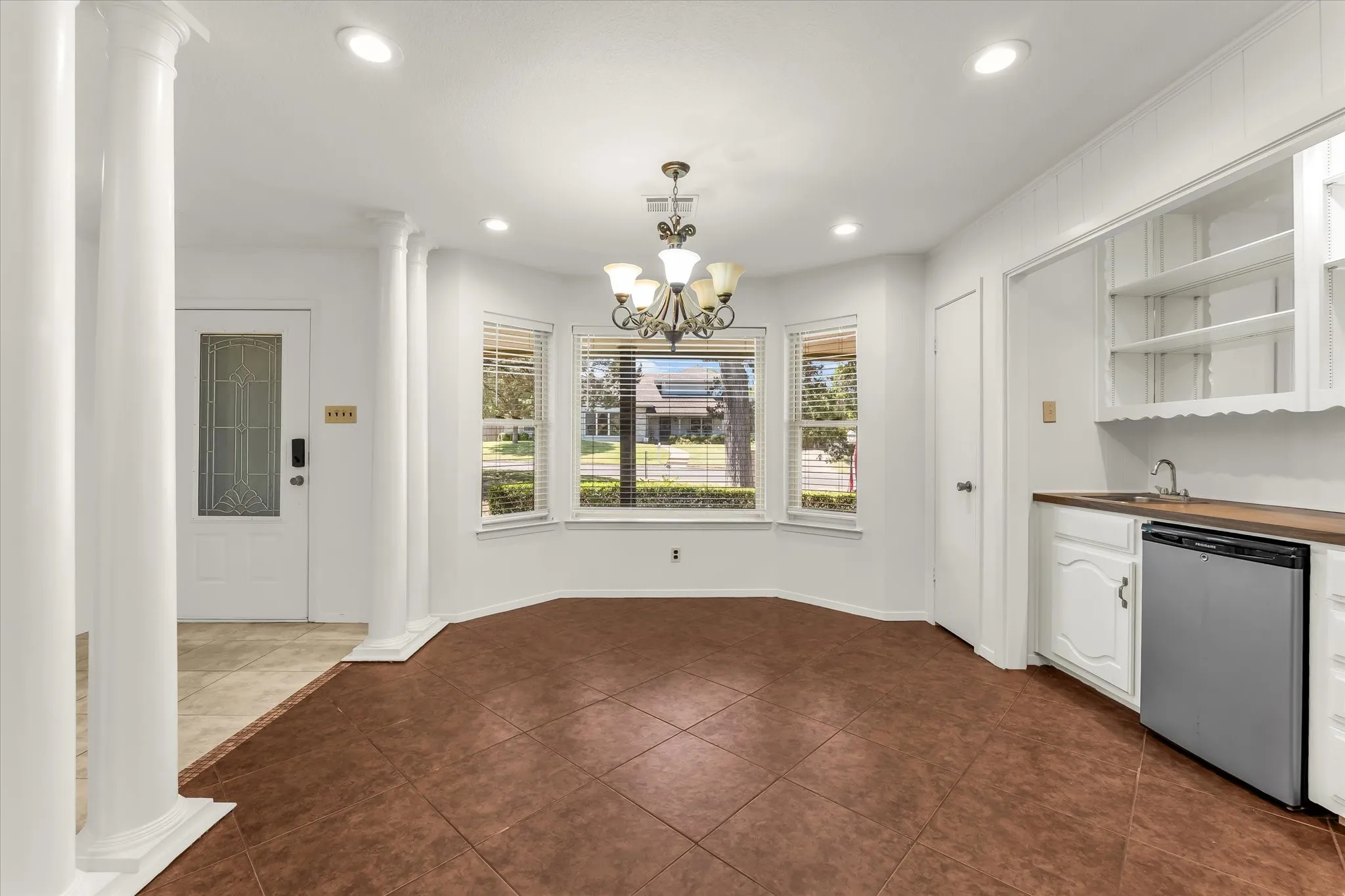 Single Family Residence For Sale in Mc Lennan County , 705 Poage Drive, Woodway, Texas 76712, 3 Bedroom, 2 Bathroom, 2 Garage spaces, 2,351 Sqft, built in 1979, mls#21378134, Real Estate Agent in Woodway, Homes For Sale in Mc Lennan county, Homes For Sale in Woodway, Realtor in Woodway Texas, Real Estate Brokerage Independent Realty Texas, Luminita Cordes Realtor