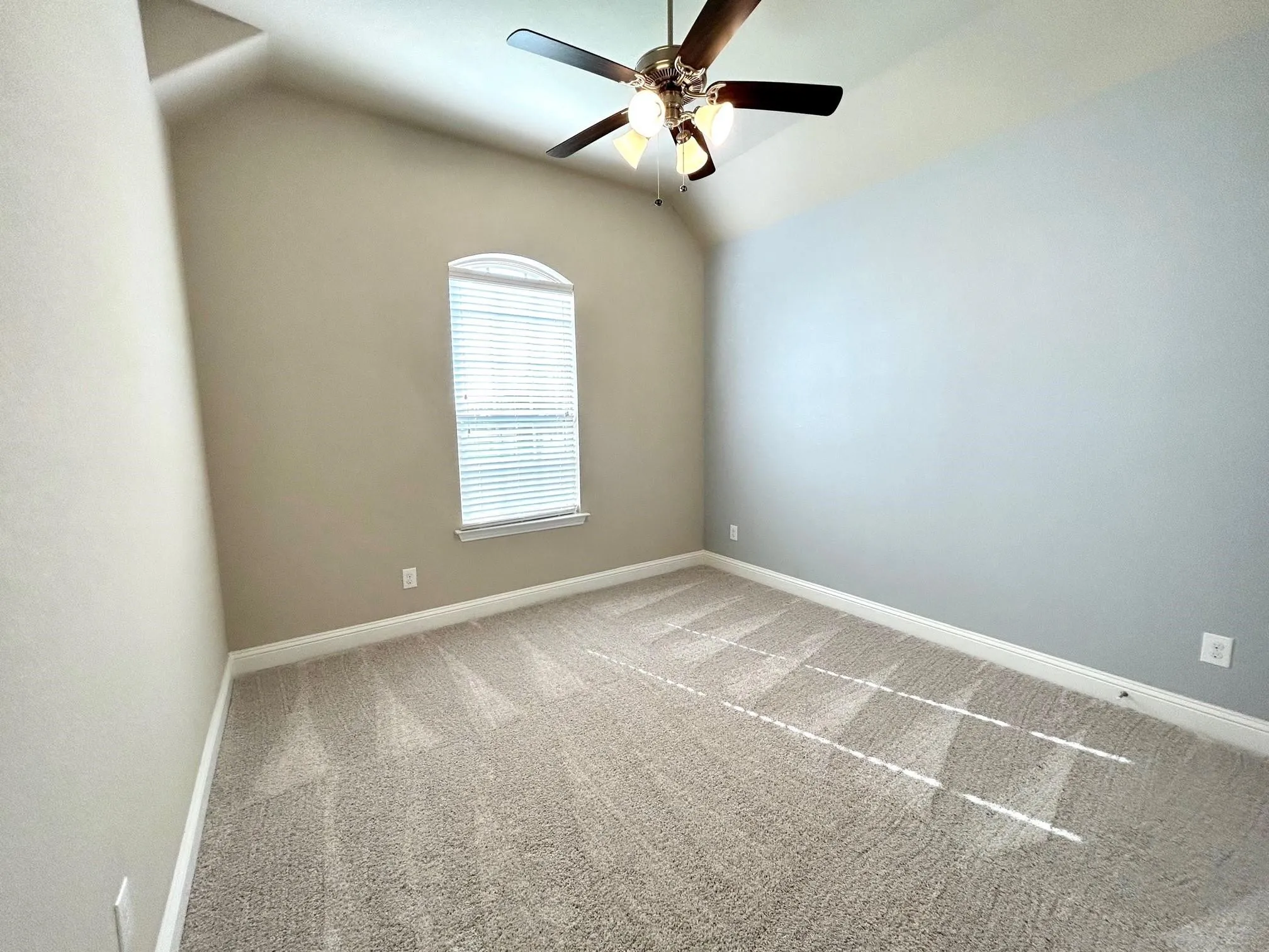Secondary bedroom.