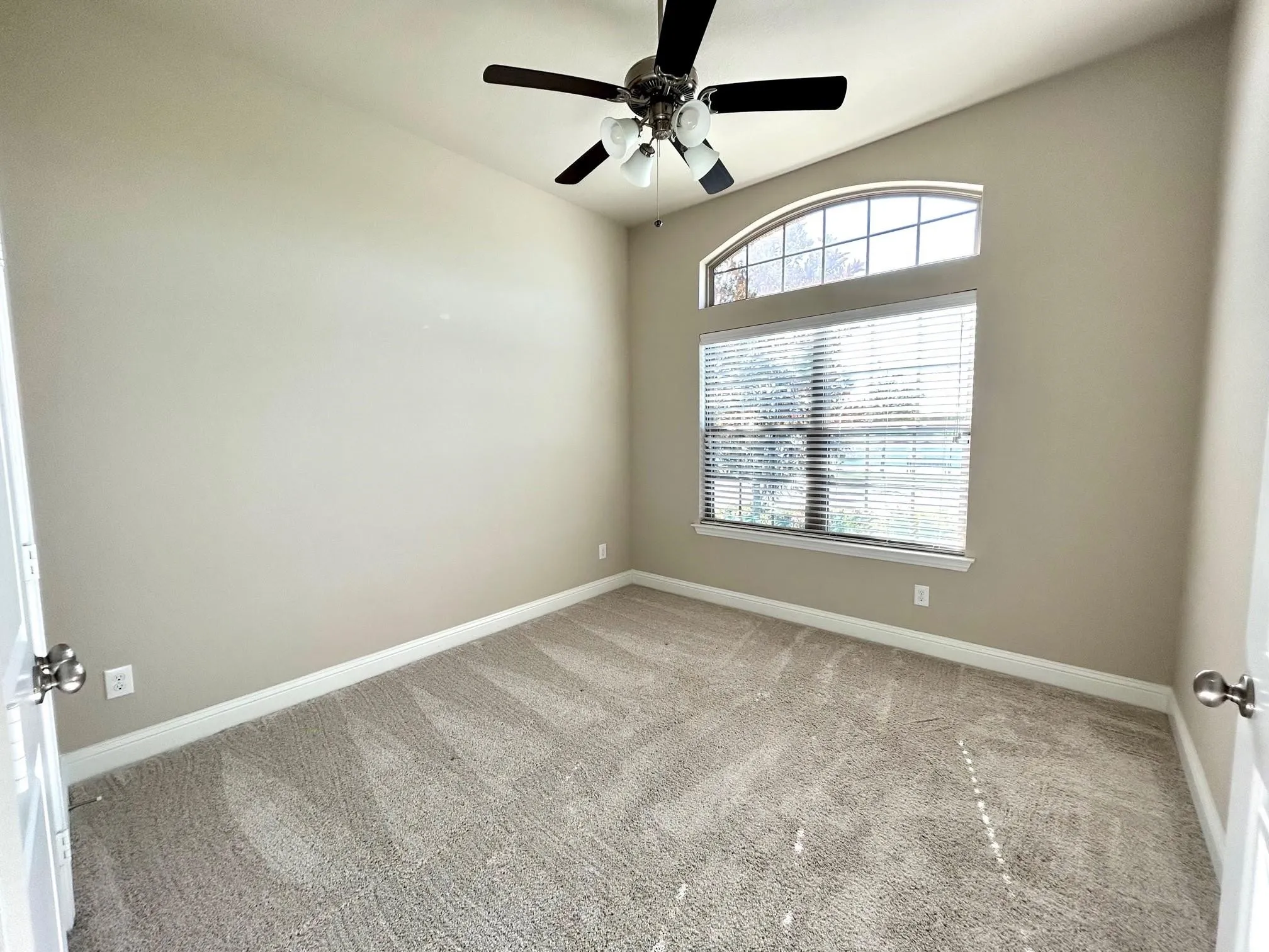 Secondary bedroom.