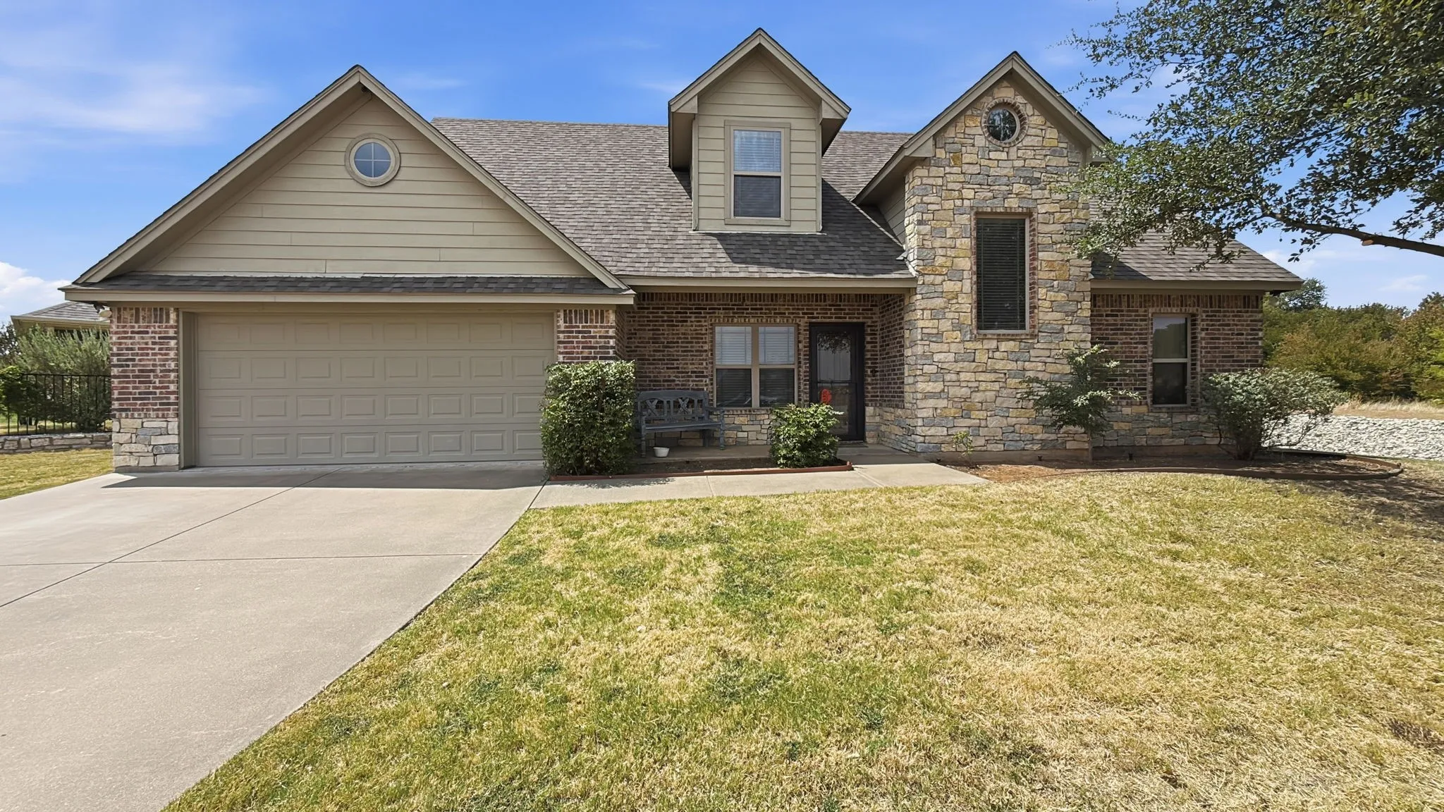 Single Family Residence For Sale in Hood County , 1306 Lauren Lane, Granbury, Texas 76048, 3 Bedroom, 2 Bathroom, 2 Garage spaces, 1,511 Sqft, built in 2014, mls#21378356, Real Estate Agent in Granbury, Homes For Sale in Hood county, Homes For Sale in Granbury, Realtor in Granbury Texas, Real Estate Brokerage Independent Realty Texas, Luminita Cordes Realtor