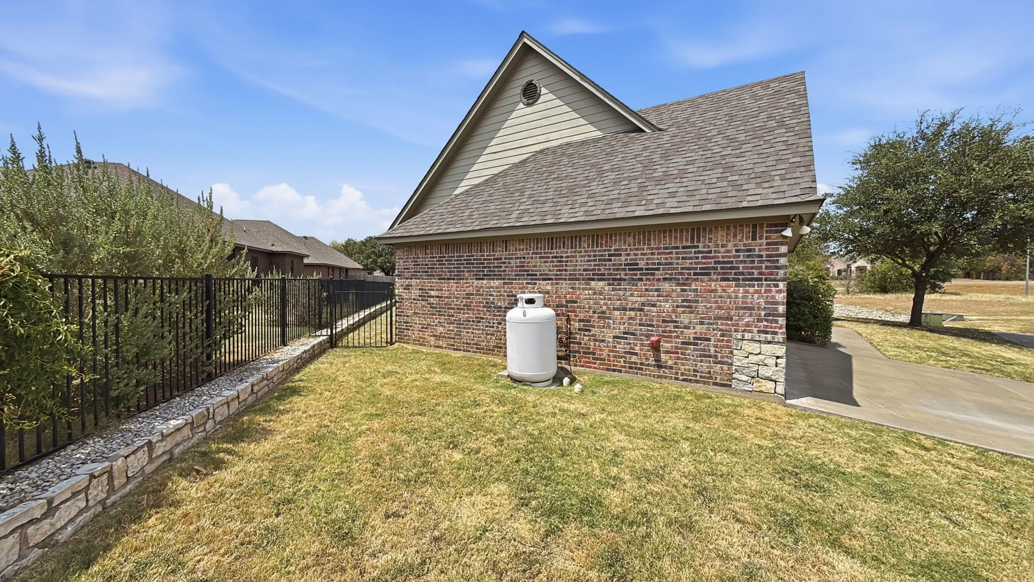 Single Family Residence For Sale in Hood County , 1306 Lauren Lane, Granbury, Texas 76048, 3 Bedroom, 2 Bathroom, 2 Garage spaces, 1,511 Sqft, built in 2014, mls#21378356, Real Estate Agent in Granbury, Homes For Sale in Hood county, Homes For Sale in Granbury, Realtor in Granbury Texas, Real Estate Brokerage Independent Realty Texas, Luminita Cordes Realtor