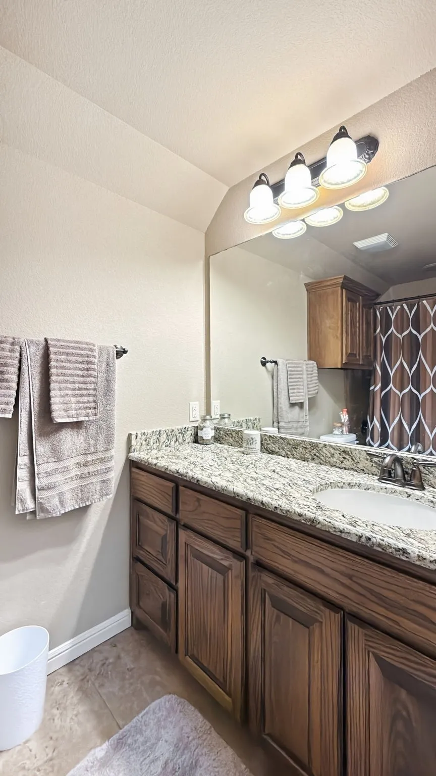 Single Family Residence For Sale in Hood County , 1306 Lauren Lane, Granbury, Texas 76048, 3 Bedroom, 2 Bathroom, 2 Garage spaces, 1,511 Sqft, built in 2014, mls#21378356, Real Estate Agent in Granbury, Homes For Sale in Hood county, Homes For Sale in Granbury, Realtor in Granbury Texas, Real Estate Brokerage Independent Realty Texas, Luminita Cordes Realtor