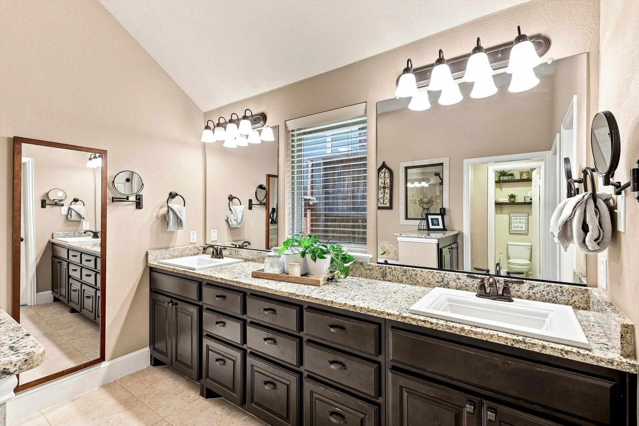 Single Family Residence For Sale in Denton County , 1516 Presley Way, Lantana, Texas 76226, 3 Bedroom, 3 Bathroom, 2 Garage spaces, 2,296 Sqft, built in 2014, mls#21375084, Real Estate Agent in Lantana, Homes For Sale in Denton county, Homes For Sale in Lantana, Realtor in Lantana Texas, Real Estate Brokerage Independent Realty Texas, Luminita Cordes Realtor