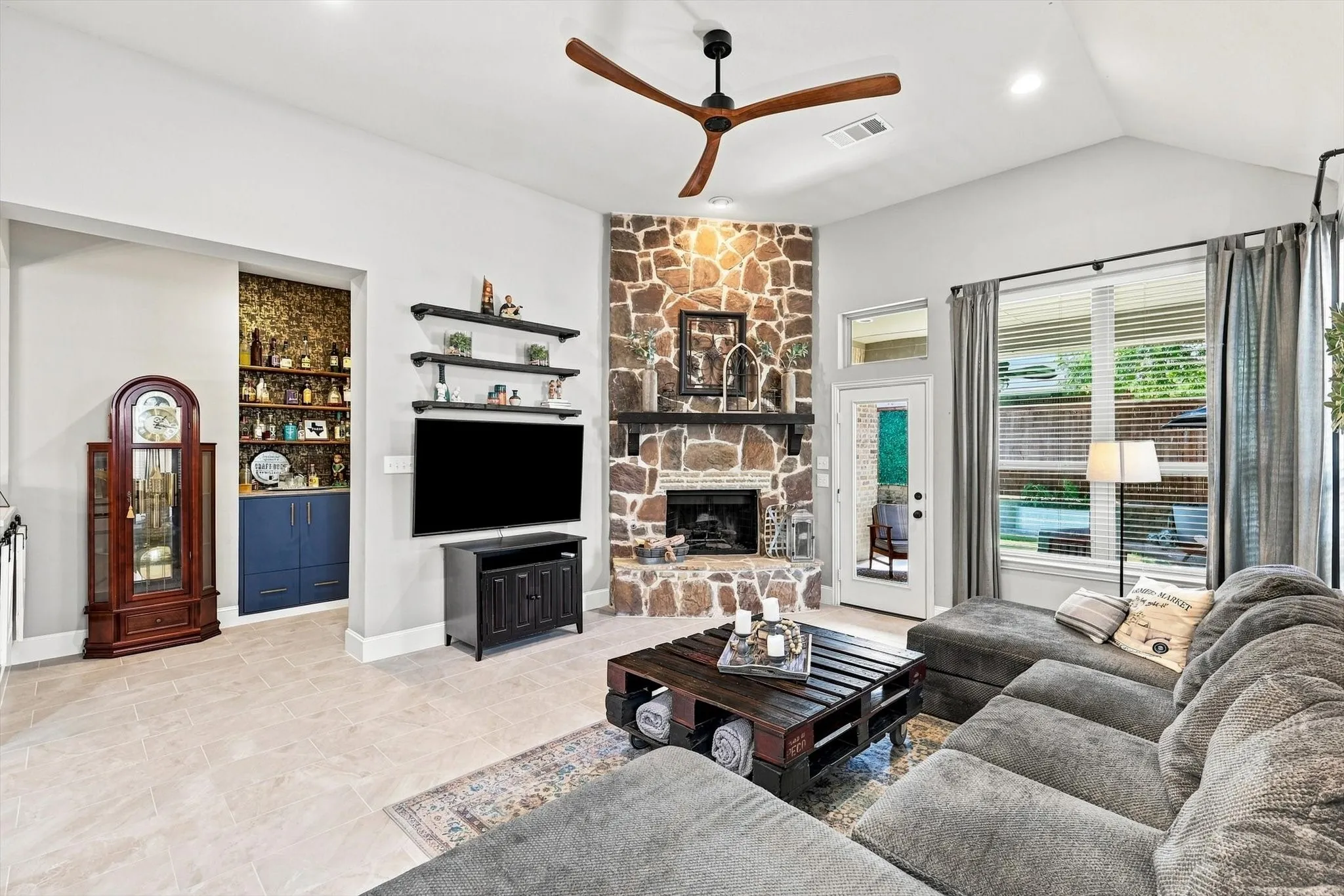 Single Family Residence For Sale in Denton County , 1516 Presley Way, Lantana, Texas 76226, 3 Bedroom, 3 Bathroom, 2 Garage spaces, 2,296 Sqft, built in 2014, mls#21375084, Real Estate Agent in Lantana, Homes For Sale in Denton county, Homes For Sale in Lantana, Realtor in Lantana Texas, Real Estate Brokerage Independent Realty Texas, Luminita Cordes Realtor
