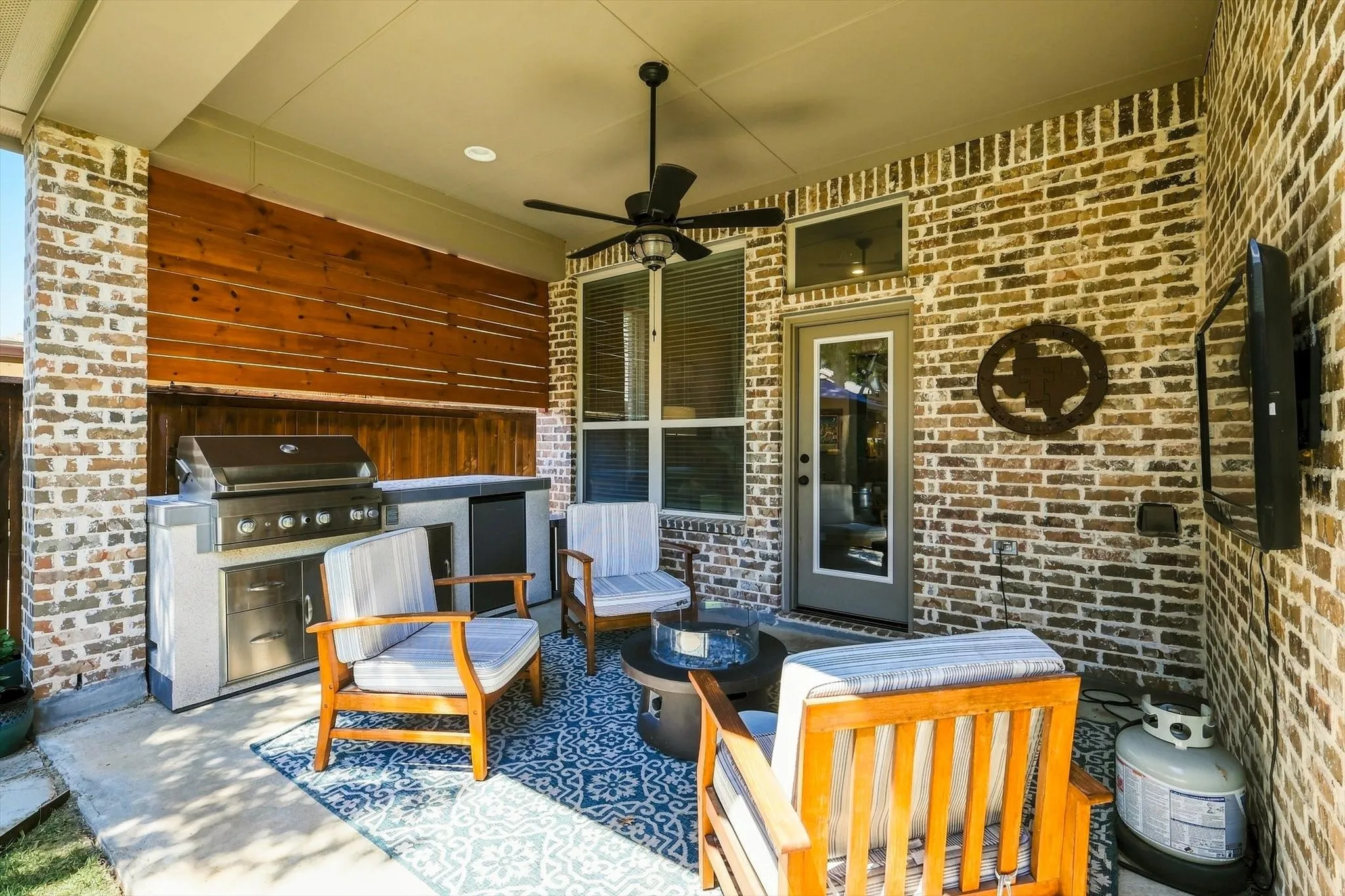 While the outdoor kitchen is not technically attached it does stay with the house
