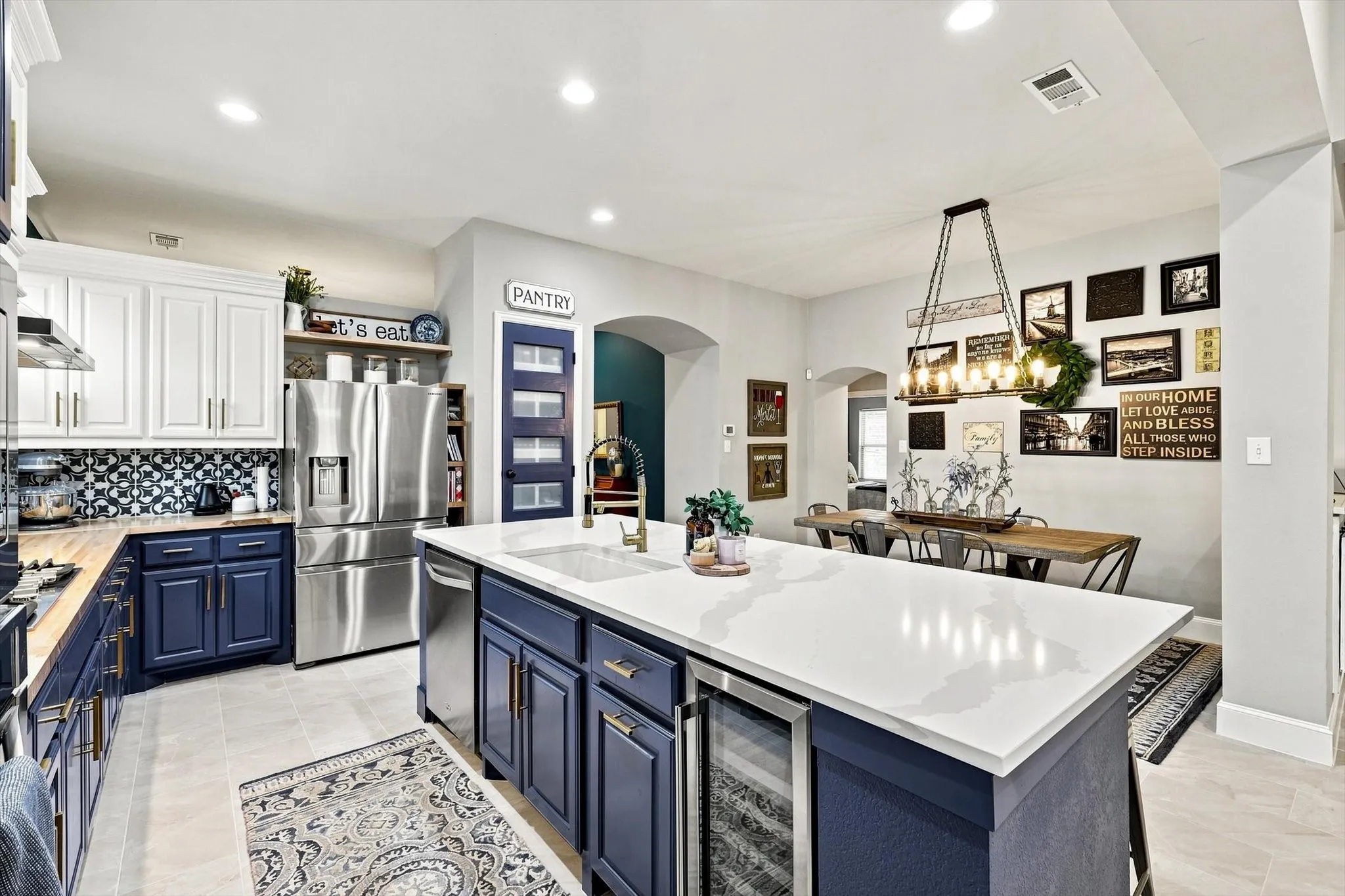 Light and bright kitchen with eat in area