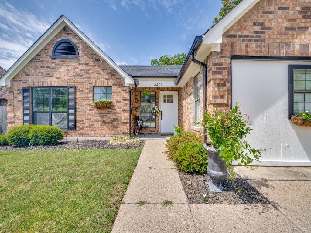 Single Family Residence For Rent in Dallas County , 8421 Liberty Lane, Rowlett, Texas 75089, 3 Bedroom, 2 Bathroom, 1 Garage spaces, 1,736 Sqft, built in 1986, mls#21376647, Real Estate Agent in Rowlett, Homes For Rent in Dallas county, Homes For Rent in Rowlett, Realtor in Rowlett Texas, Real Estate Brokerage Independent Realty Texas, Luminita Cordes Realtor