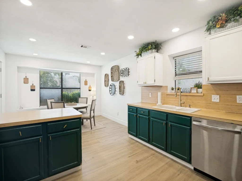 Single Family Residence For Rent in Dallas County , 8421 Liberty Lane, Rowlett, Texas 75089, 3 Bedroom, 2 Bathroom, 1 Garage spaces, 1,736 Sqft, built in 1986, mls#21376647, Real Estate Agent in Rowlett, Homes For Rent in Dallas county, Homes For Rent in Rowlett, Realtor in Rowlett Texas, Real Estate Brokerage Independent Realty Texas, Luminita Cordes Realtor