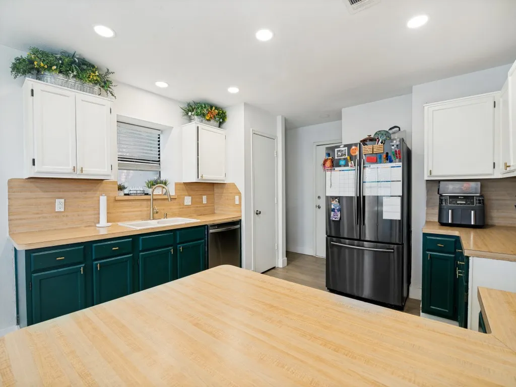 Single Family Residence For Rent in Dallas County , 8421 Liberty Lane, Rowlett, Texas 75089, 3 Bedroom, 2 Bathroom, 1 Garage spaces, 1,736 Sqft, built in 1986, mls#21376647, Real Estate Agent in Rowlett, Homes For Rent in Dallas county, Homes For Rent in Rowlett, Realtor in Rowlett Texas, Real Estate Brokerage Independent Realty Texas, Luminita Cordes Realtor