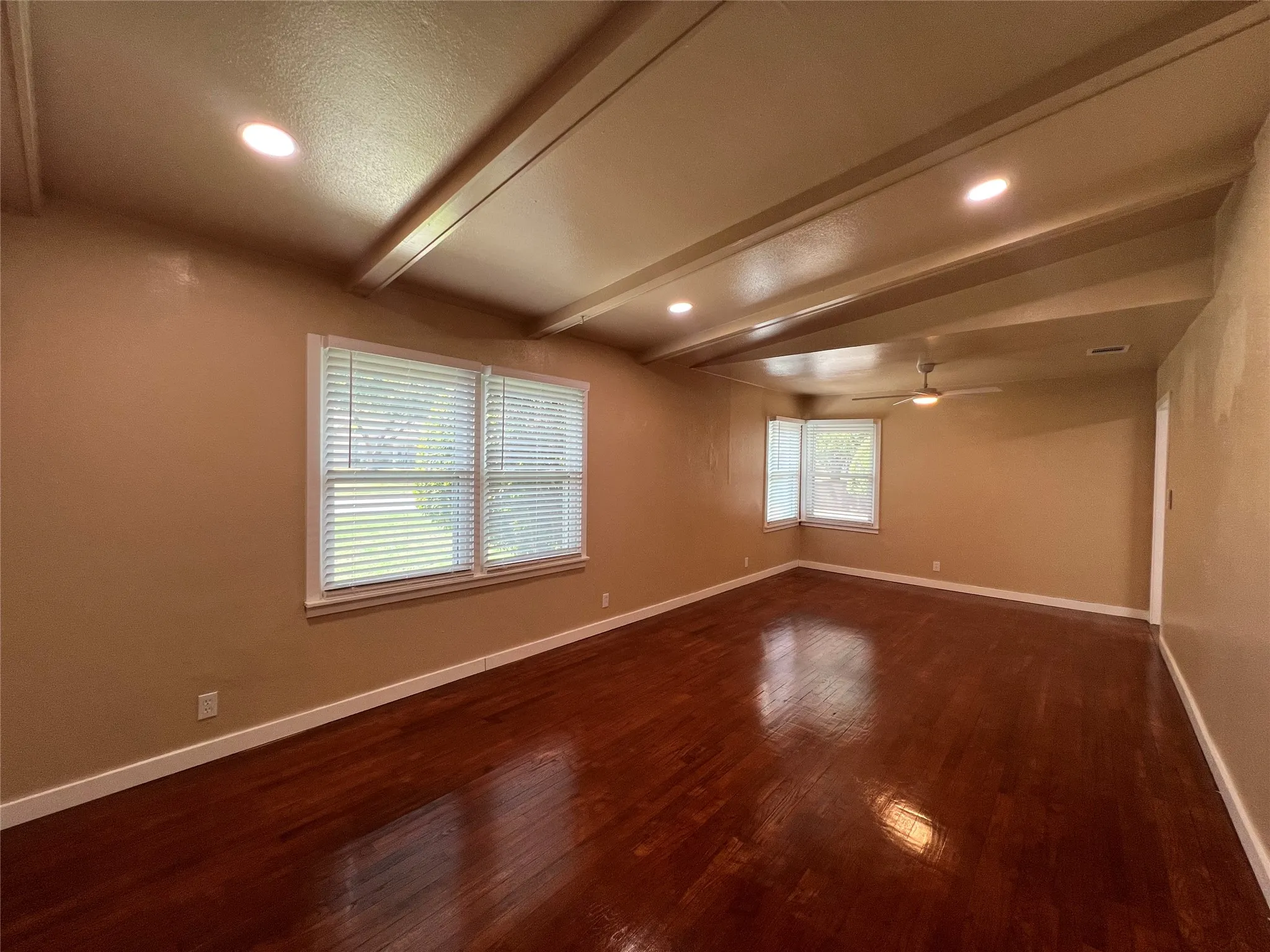 Single Family Residence For Rent in Tarrant County , 16 Cliffside Drive, Edgecliff Village, Texas 76134, 3 Bedroom, 2 Bathroom, 2 Garage spaces, 1,595 Sqft, built in 1955, mls#21378365, Real Estate Agent in Edgecliff Village, Homes For Rent in Tarrant county, Homes For Rent in Edgecliff Village, Realtor in Edgecliff Village Texas, Real Estate Brokerage Independent Realty Texas, Luminita Cordes Realtor