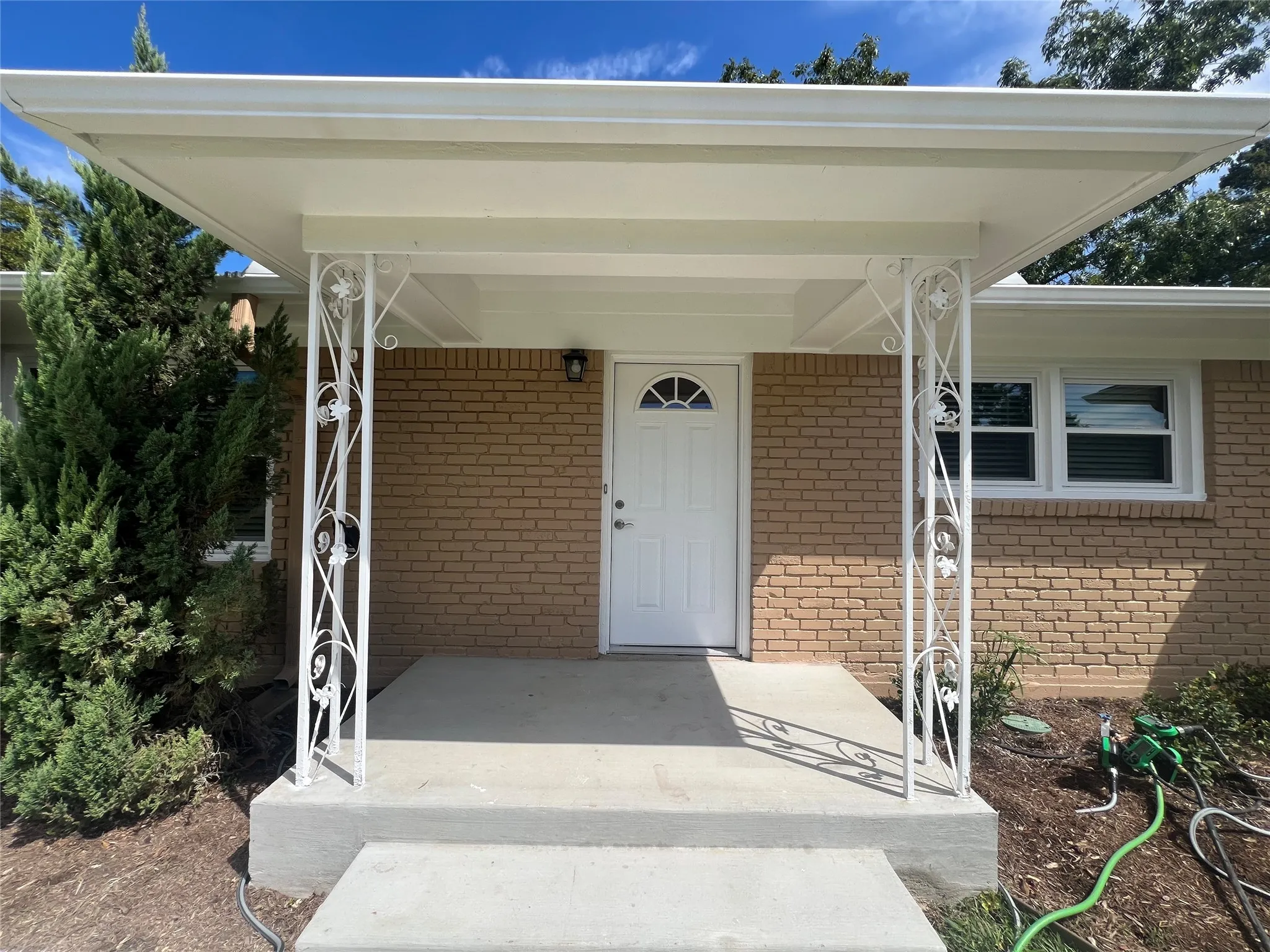 Single Family Residence For Rent in Tarrant County , 16 Cliffside Drive, Edgecliff Village, Texas 76134, 3 Bedroom, 2 Bathroom, 2 Garage spaces, 1,595 Sqft, built in 1955, mls#21378365, Real Estate Agent in Edgecliff Village, Homes For Rent in Tarrant county, Homes For Rent in Edgecliff Village, Realtor in Edgecliff Village Texas, Real Estate Brokerage Independent Realty Texas, Luminita Cordes Realtor