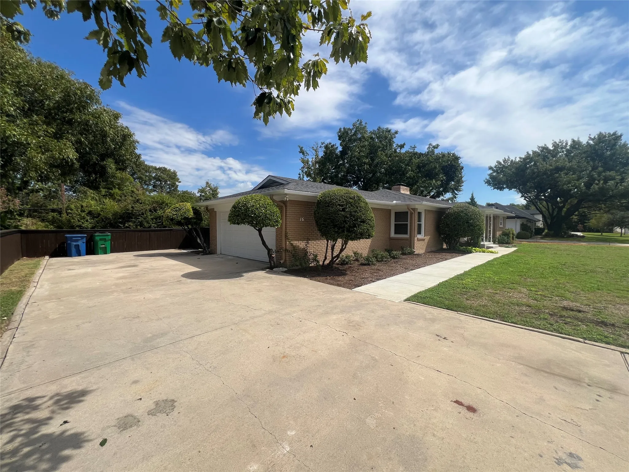 Single Family Residence For Rent in Tarrant County , 16 Cliffside Drive, Edgecliff Village, Texas 76134, 3 Bedroom, 2 Bathroom, 2 Garage spaces, 1,595 Sqft, built in 1955, mls#21378365, Real Estate Agent in Edgecliff Village, Homes For Rent in Tarrant county, Homes For Rent in Edgecliff Village, Realtor in Edgecliff Village Texas, Real Estate Brokerage Independent Realty Texas, Luminita Cordes Realtor