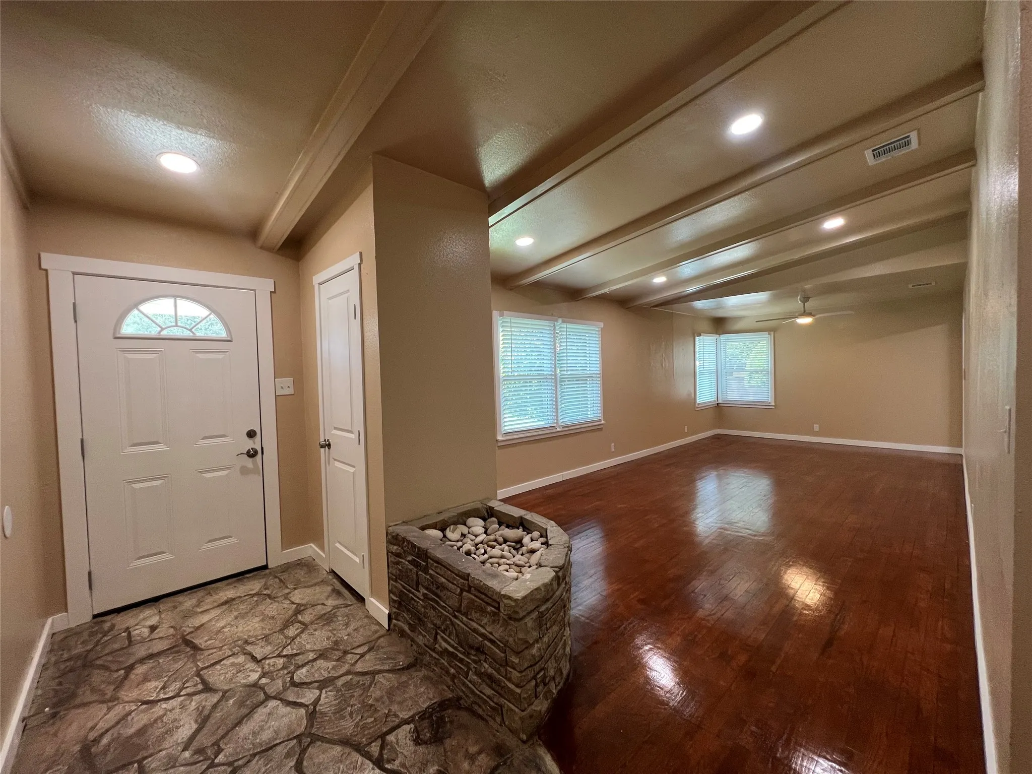 Single Family Residence For Rent in Tarrant County , 16 Cliffside Drive, Edgecliff Village, Texas 76134, 3 Bedroom, 2 Bathroom, 2 Garage spaces, 1,595 Sqft, built in 1955, mls#21378365, Real Estate Agent in Edgecliff Village, Homes For Rent in Tarrant county, Homes For Rent in Edgecliff Village, Realtor in Edgecliff Village Texas, Real Estate Brokerage Independent Realty Texas, Luminita Cordes Realtor