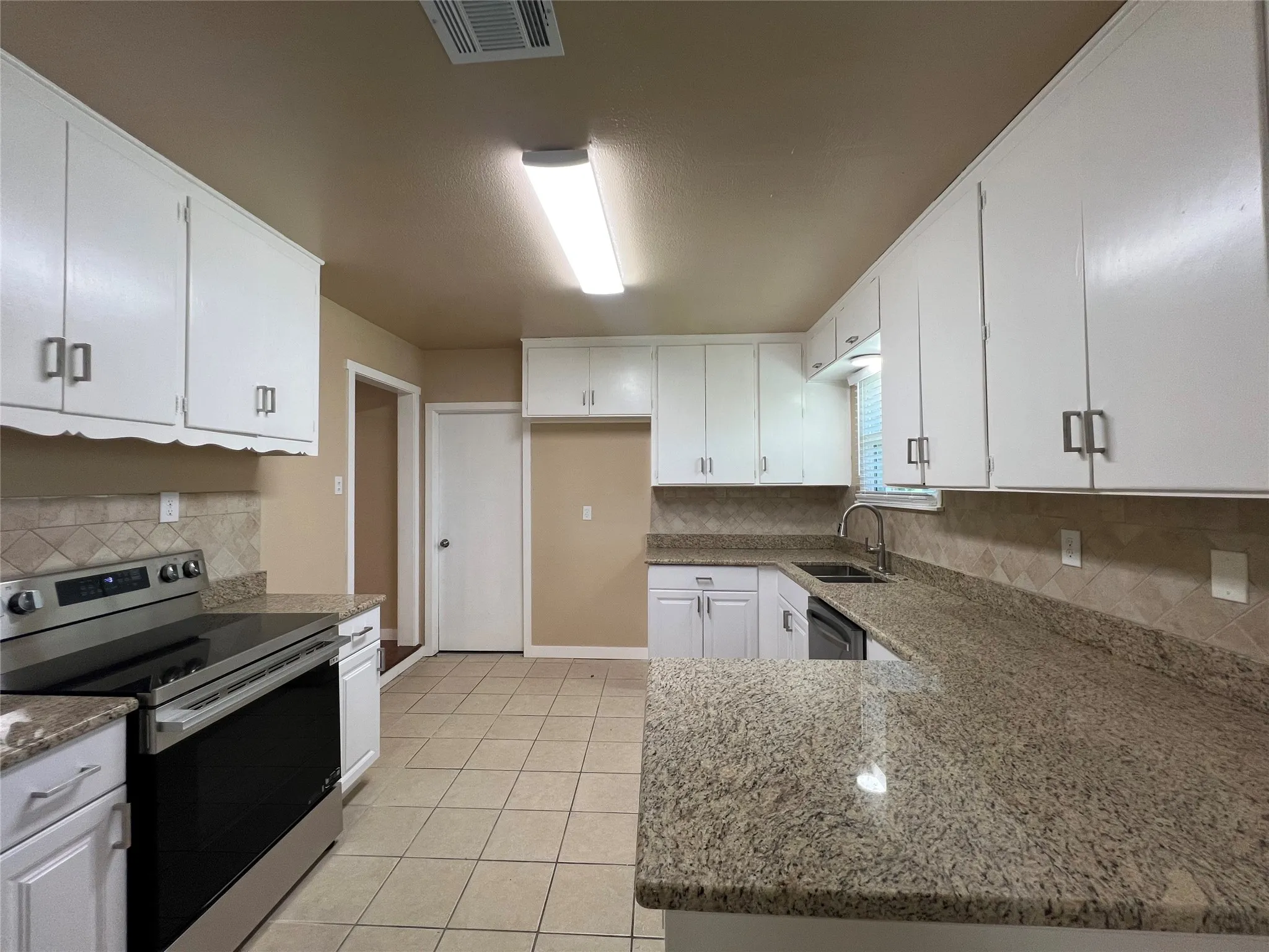 Single Family Residence For Rent in Tarrant County , 16 Cliffside Drive, Edgecliff Village, Texas 76134, 3 Bedroom, 2 Bathroom, 2 Garage spaces, 1,595 Sqft, built in 1955, mls#21378365, Real Estate Agent in Edgecliff Village, Homes For Rent in Tarrant county, Homes For Rent in Edgecliff Village, Realtor in Edgecliff Village Texas, Real Estate Brokerage Independent Realty Texas, Luminita Cordes Realtor