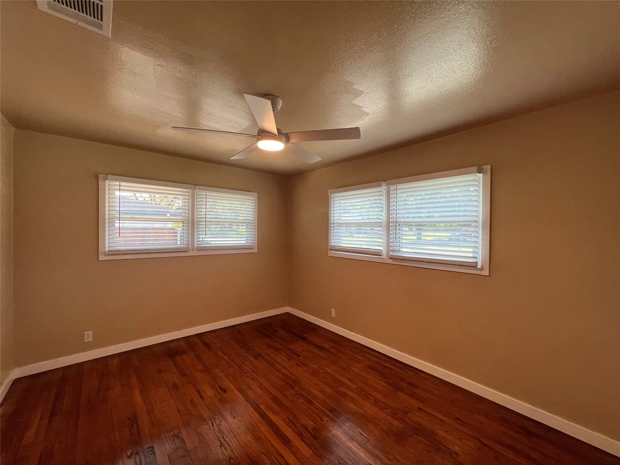 Single Family Residence For Rent in Tarrant County , 16 Cliffside Drive, Edgecliff Village, Texas 76134, 3 Bedroom, 2 Bathroom, 2 Garage spaces, 1,595 Sqft, built in 1955, mls#21378365, Real Estate Agent in Edgecliff Village, Homes For Rent in Tarrant county, Homes For Rent in Edgecliff Village, Realtor in Edgecliff Village Texas, Real Estate Brokerage Independent Realty Texas, Luminita Cordes Realtor