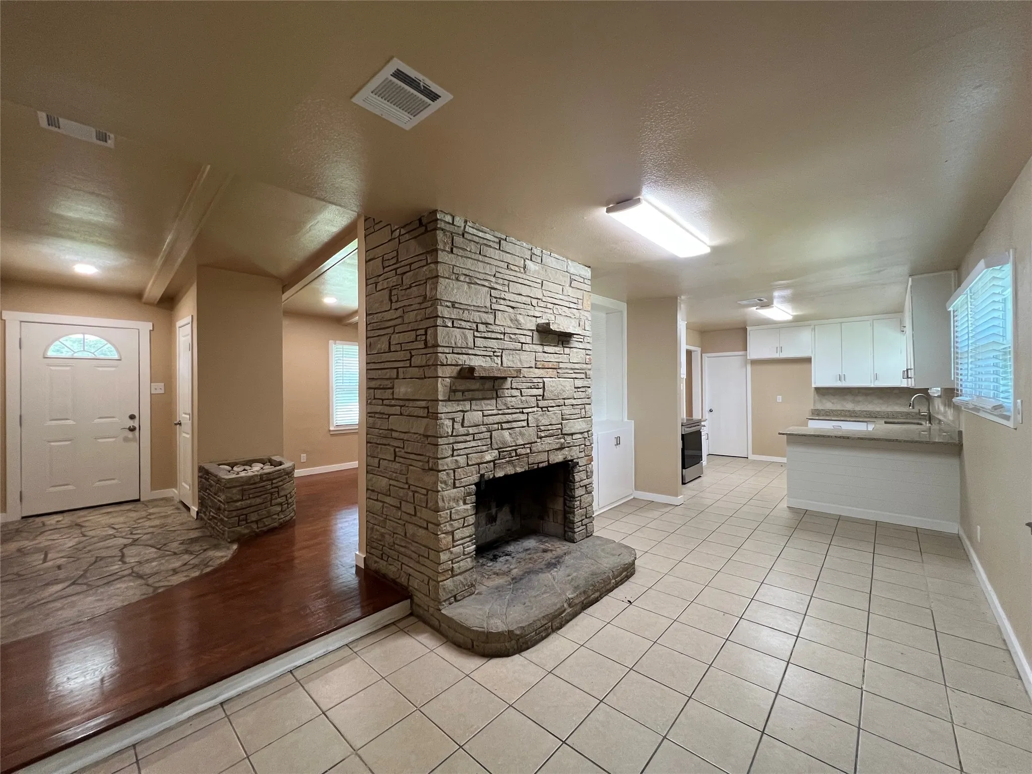 Single Family Residence For Rent in Tarrant County , 16 Cliffside Drive, Edgecliff Village, Texas 76134, 3 Bedroom, 2 Bathroom, 2 Garage spaces, 1,595 Sqft, built in 1955, mls#21378365, Real Estate Agent in Edgecliff Village, Homes For Rent in Tarrant county, Homes For Rent in Edgecliff Village, Realtor in Edgecliff Village Texas, Real Estate Brokerage Independent Realty Texas, Luminita Cordes Realtor