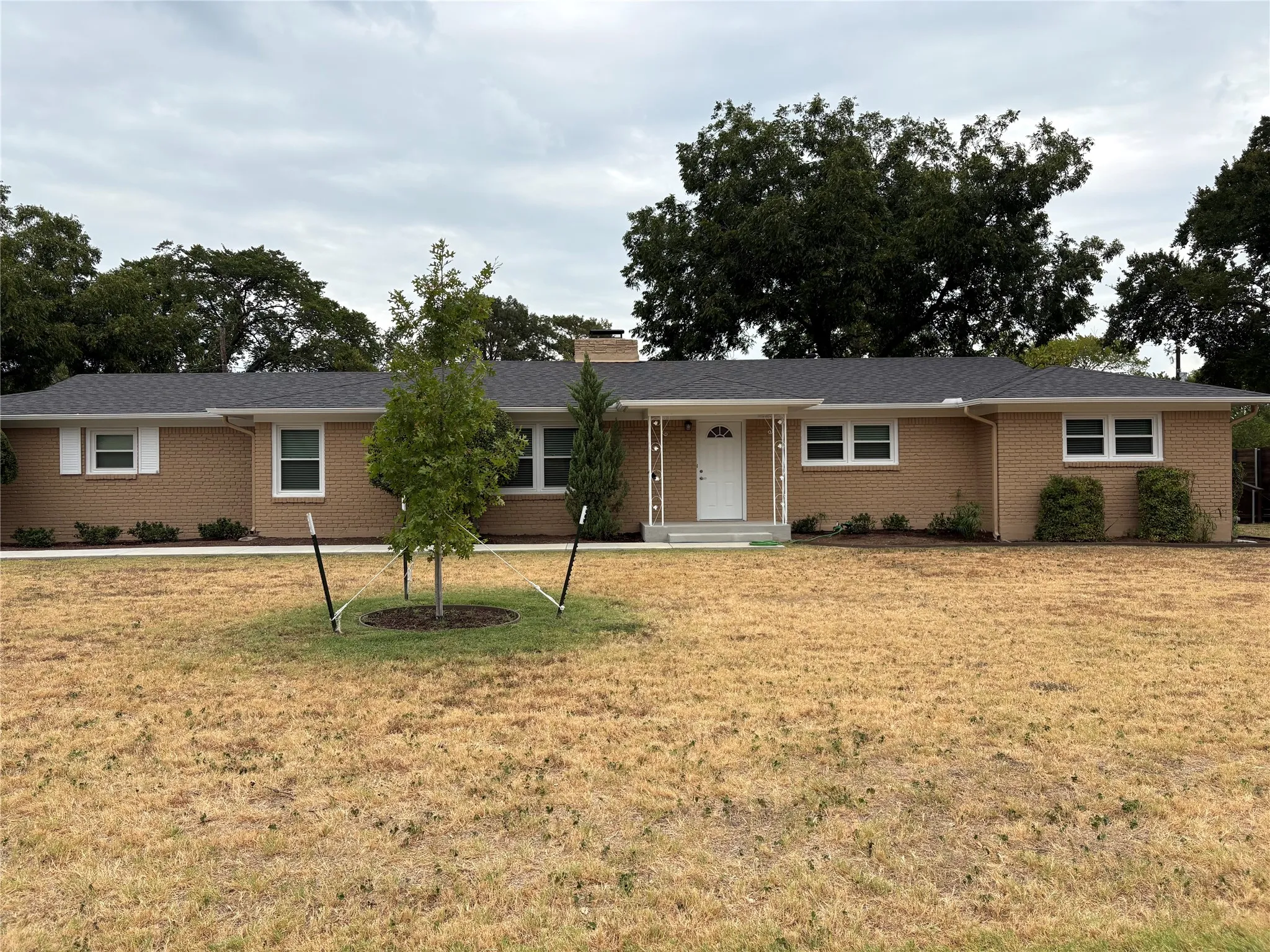 Single Family Residence For Rent in Tarrant County , 16 Cliffside Drive, Edgecliff Village, Texas 76134, 3 Bedroom, 2 Bathroom, 2 Garage spaces, 1,595 Sqft, built in 1955, mls#21378365, Real Estate Agent in Edgecliff Village, Homes For Rent in Tarrant county, Homes For Rent in Edgecliff Village, Realtor in Edgecliff Village Texas, Real Estate Brokerage Independent Realty Texas, Luminita Cordes Realtor