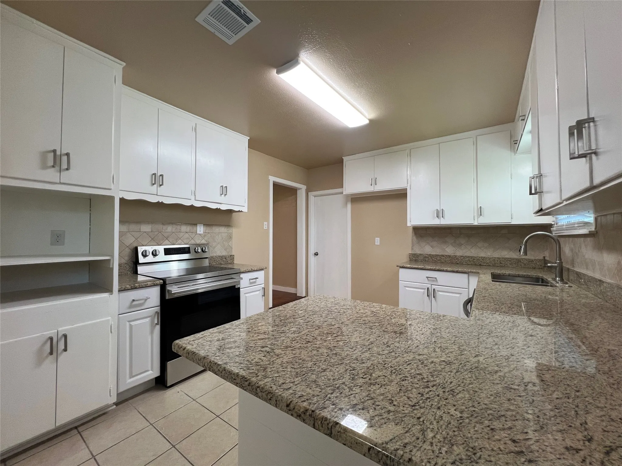 Single Family Residence For Rent in Tarrant County , 16 Cliffside Drive, Edgecliff Village, Texas 76134, 3 Bedroom, 2 Bathroom, 2 Garage spaces, 1,595 Sqft, built in 1955, mls#21378365, Real Estate Agent in Edgecliff Village, Homes For Rent in Tarrant county, Homes For Rent in Edgecliff Village, Realtor in Edgecliff Village Texas, Real Estate Brokerage Independent Realty Texas, Luminita Cordes Realtor