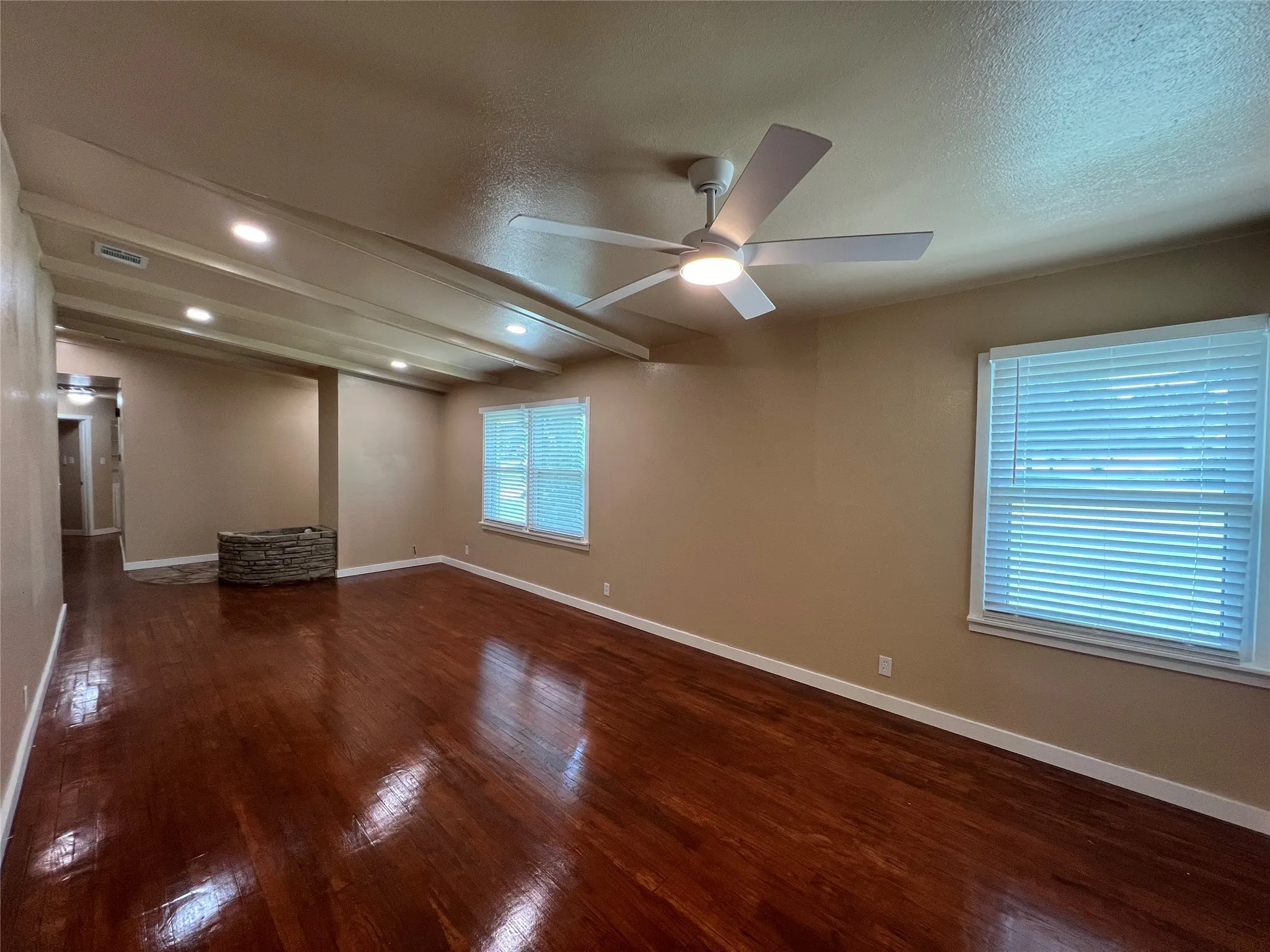 Single Family Residence For Rent in Tarrant County , 16 Cliffside Drive, Edgecliff Village, Texas 76134, 3 Bedroom, 2 Bathroom, 2 Garage spaces, 1,595 Sqft, built in 1955, mls#21378365, Real Estate Agent in Edgecliff Village, Homes For Rent in Tarrant county, Homes For Rent in Edgecliff Village, Realtor in Edgecliff Village Texas, Real Estate Brokerage Independent Realty Texas, Luminita Cordes Realtor