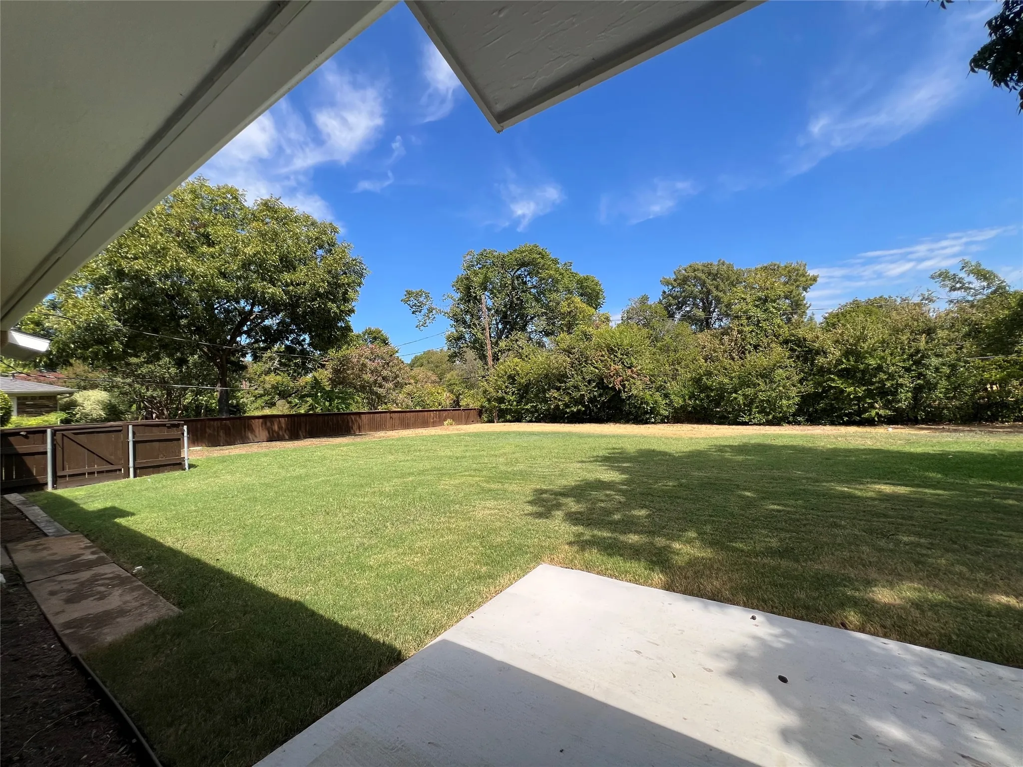 Single Family Residence For Rent in Tarrant County , 16 Cliffside Drive, Edgecliff Village, Texas 76134, 3 Bedroom, 2 Bathroom, 2 Garage spaces, 1,595 Sqft, built in 1955, mls#21378365, Real Estate Agent in Edgecliff Village, Homes For Rent in Tarrant county, Homes For Rent in Edgecliff Village, Realtor in Edgecliff Village Texas, Real Estate Brokerage Independent Realty Texas, Luminita Cordes Realtor