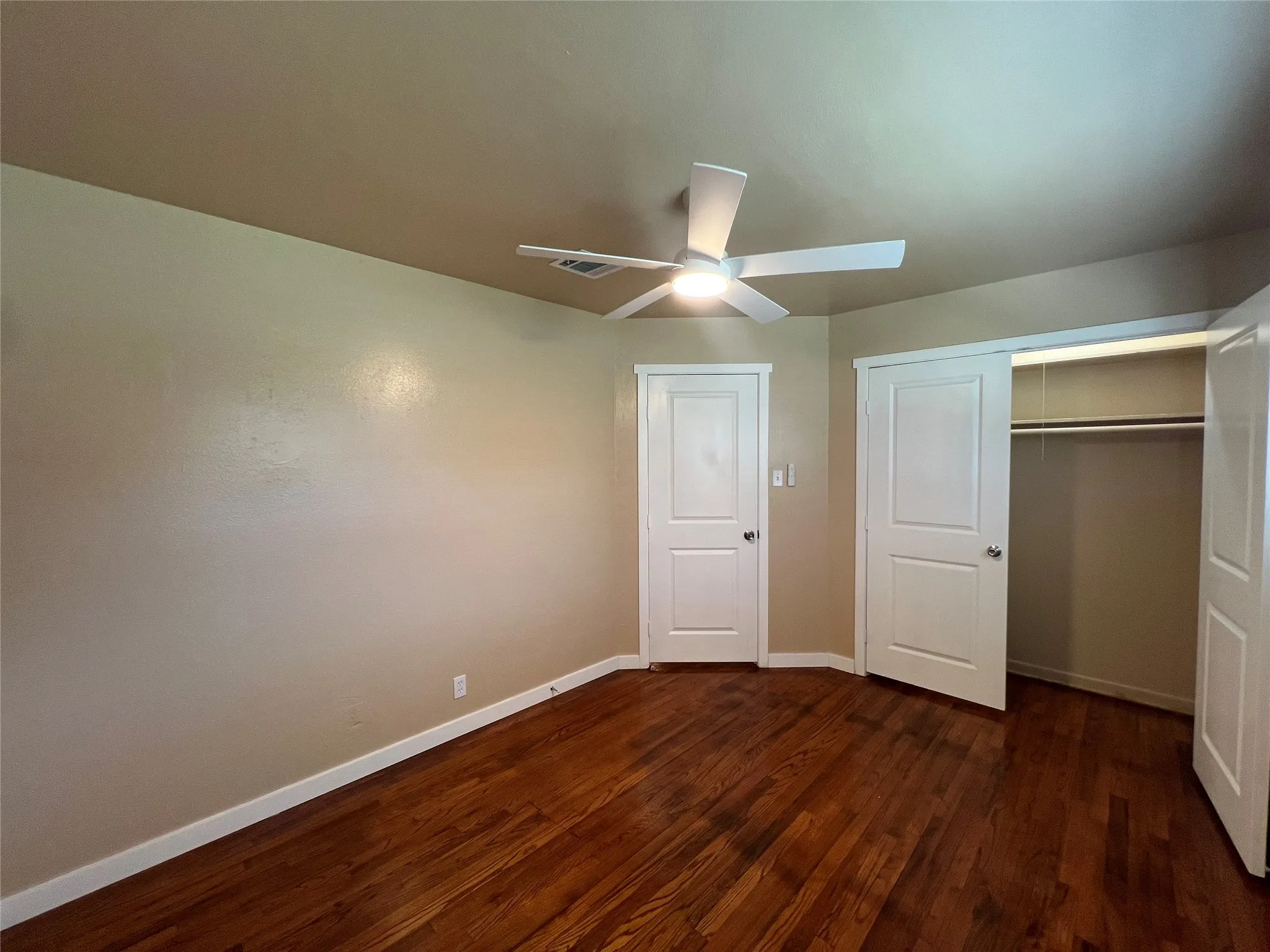 Single Family Residence For Rent in Tarrant County , 16 Cliffside Drive, Edgecliff Village, Texas 76134, 3 Bedroom, 2 Bathroom, 2 Garage spaces, 1,595 Sqft, built in 1955, mls#21378365, Real Estate Agent in Edgecliff Village, Homes For Rent in Tarrant county, Homes For Rent in Edgecliff Village, Realtor in Edgecliff Village Texas, Real Estate Brokerage Independent Realty Texas, Luminita Cordes Realtor
