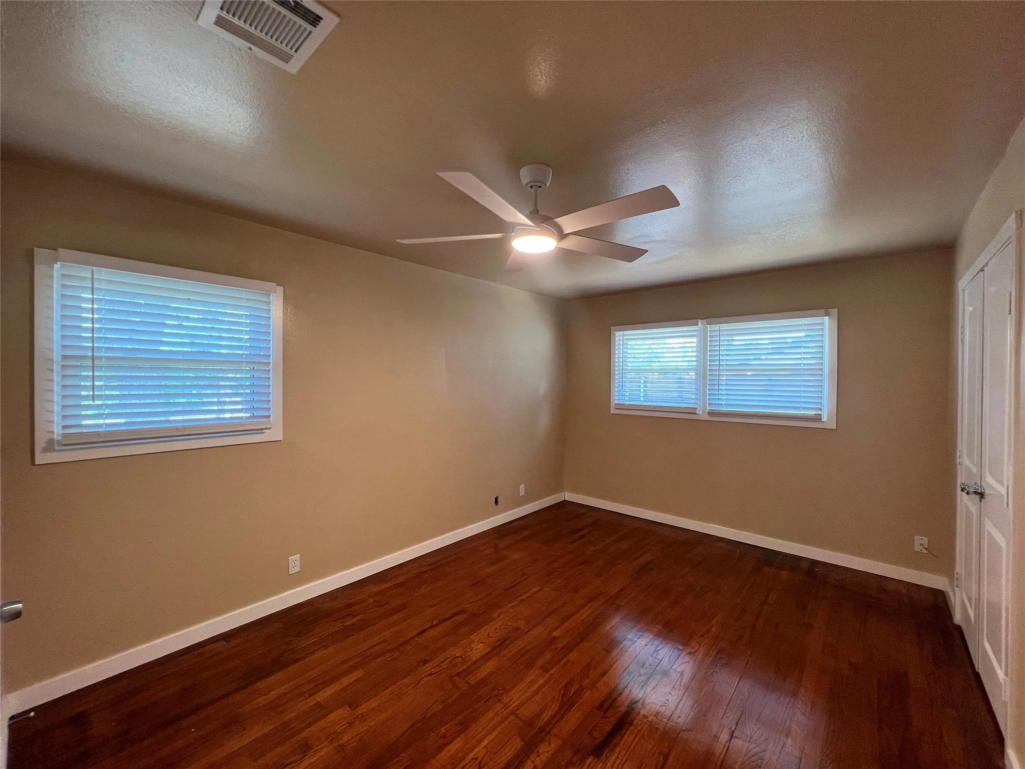 Single Family Residence For Rent in Tarrant County , 16 Cliffside Drive, Edgecliff Village, Texas 76134, 3 Bedroom, 2 Bathroom, 2 Garage spaces, 1,595 Sqft, built in 1955, mls#21378365, Real Estate Agent in Edgecliff Village, Homes For Rent in Tarrant county, Homes For Rent in Edgecliff Village, Realtor in Edgecliff Village Texas, Real Estate Brokerage Independent Realty Texas, Luminita Cordes Realtor