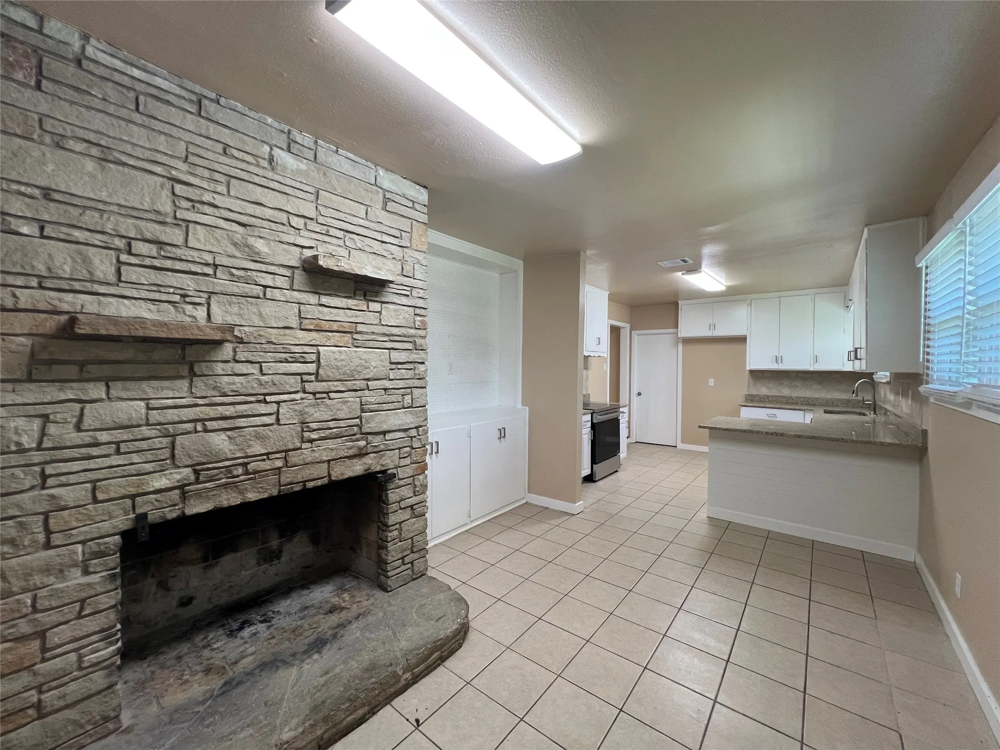 Single Family Residence For Rent in Tarrant County , 16 Cliffside Drive, Edgecliff Village, Texas 76134, 3 Bedroom, 2 Bathroom, 2 Garage spaces, 1,595 Sqft, built in 1955, mls#21378365, Real Estate Agent in Edgecliff Village, Homes For Rent in Tarrant county, Homes For Rent in Edgecliff Village, Realtor in Edgecliff Village Texas, Real Estate Brokerage Independent Realty Texas, Luminita Cordes Realtor