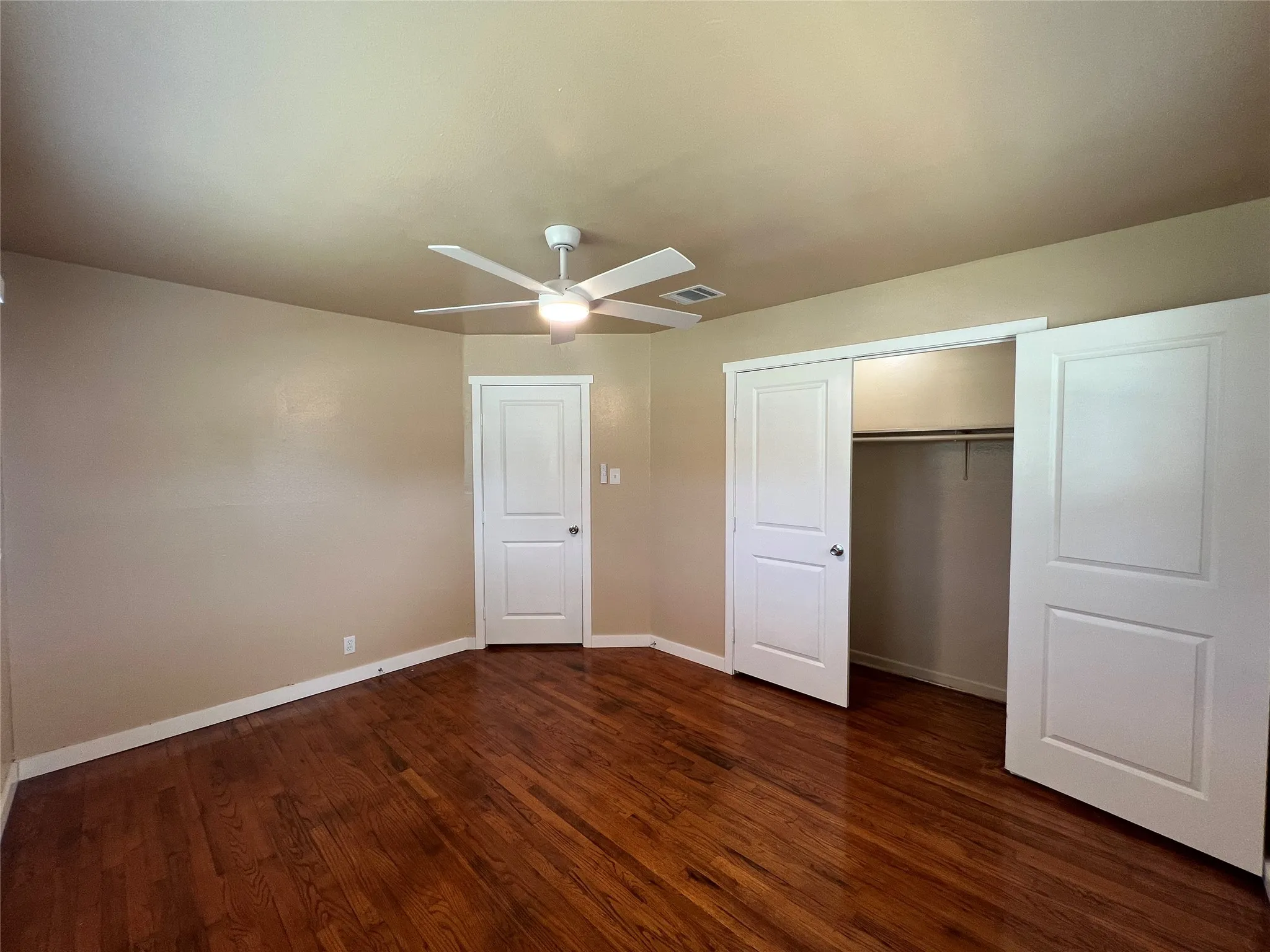 Single Family Residence For Rent in Tarrant County , 16 Cliffside Drive, Edgecliff Village, Texas 76134, 3 Bedroom, 2 Bathroom, 2 Garage spaces, 1,595 Sqft, built in 1955, mls#21378365, Real Estate Agent in Edgecliff Village, Homes For Rent in Tarrant county, Homes For Rent in Edgecliff Village, Realtor in Edgecliff Village Texas, Real Estate Brokerage Independent Realty Texas, Luminita Cordes Realtor