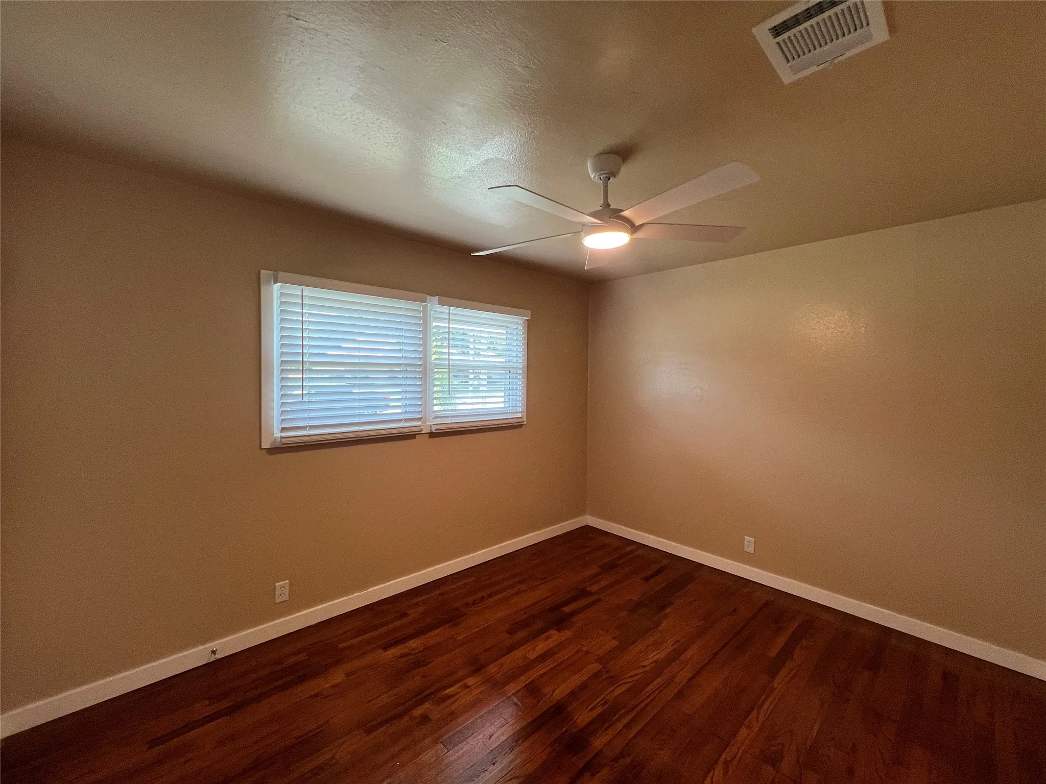 Single Family Residence For Rent in Tarrant County , 16 Cliffside Drive, Edgecliff Village, Texas 76134, 3 Bedroom, 2 Bathroom, 2 Garage spaces, 1,595 Sqft, built in 1955, mls#21378365, Real Estate Agent in Edgecliff Village, Homes For Rent in Tarrant county, Homes For Rent in Edgecliff Village, Realtor in Edgecliff Village Texas, Real Estate Brokerage Independent Realty Texas, Luminita Cordes Realtor