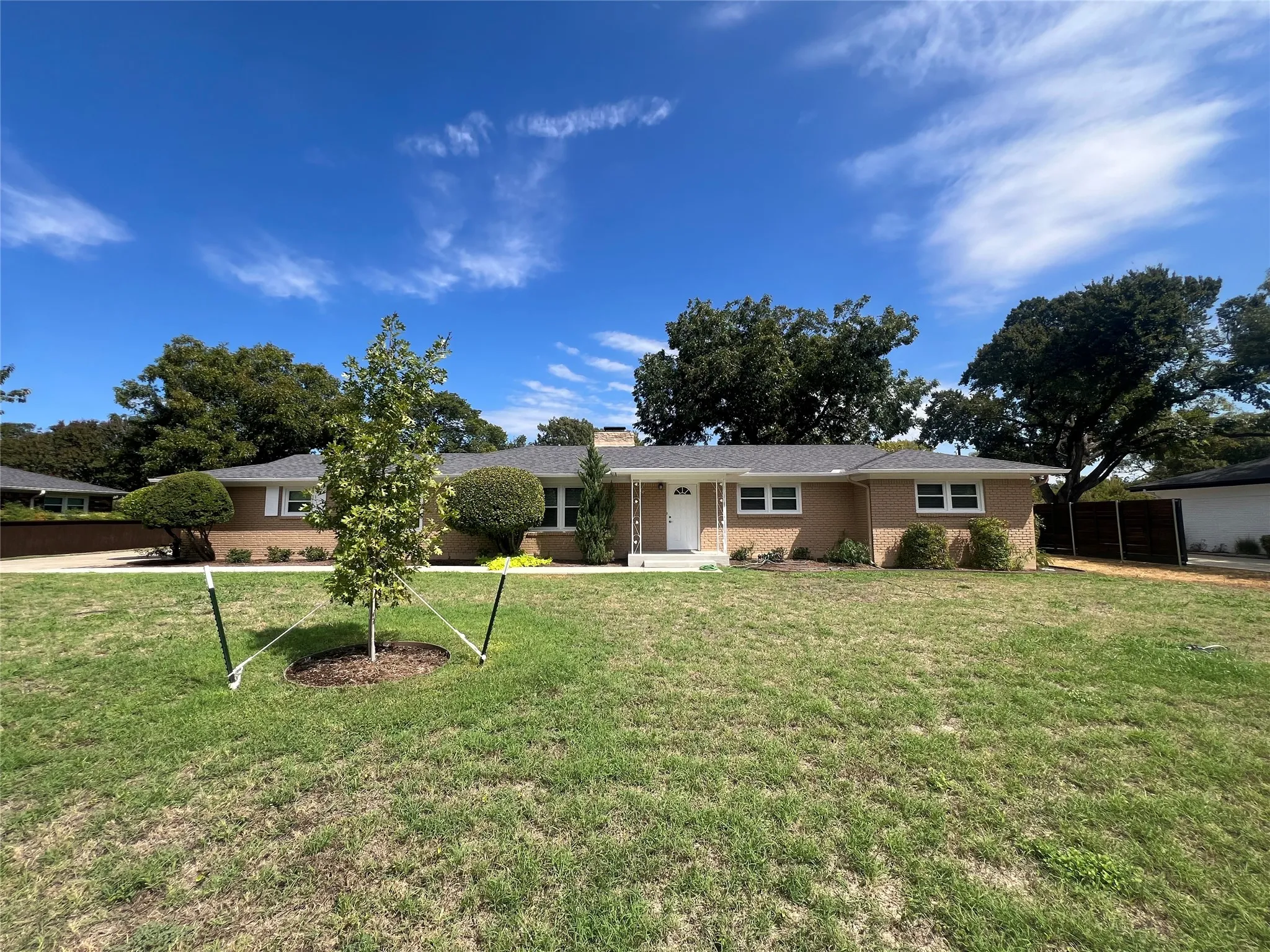 Single Family Residence For Rent in Tarrant County , 16 Cliffside Drive, Edgecliff Village, Texas 76134, 3 Bedroom, 2 Bathroom, 2 Garage spaces, 1,595 Sqft, built in 1955, mls#21378365, Real Estate Agent in Edgecliff Village, Homes For Rent in Tarrant county, Homes For Rent in Edgecliff Village, Realtor in Edgecliff Village Texas, Real Estate Brokerage Independent Realty Texas, Luminita Cordes Realtor