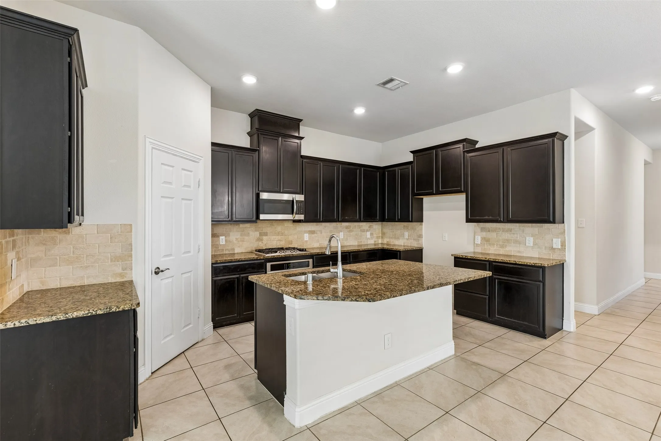 Single Family Residence For Rent in Collin County , 3808 Kendall Road, Melissa, Texas 75454, 5 Bedroom, 2 Bathroom, 2 Garage spaces, 2,163 Sqft, built in 2018, mls#21376280, Real Estate Agent in Melissa, Homes For Rent in Collin county, Homes For Rent in Melissa, Realtor in Melissa Texas, Real Estate Brokerage Independent Realty Texas, Luminita Cordes Realtor