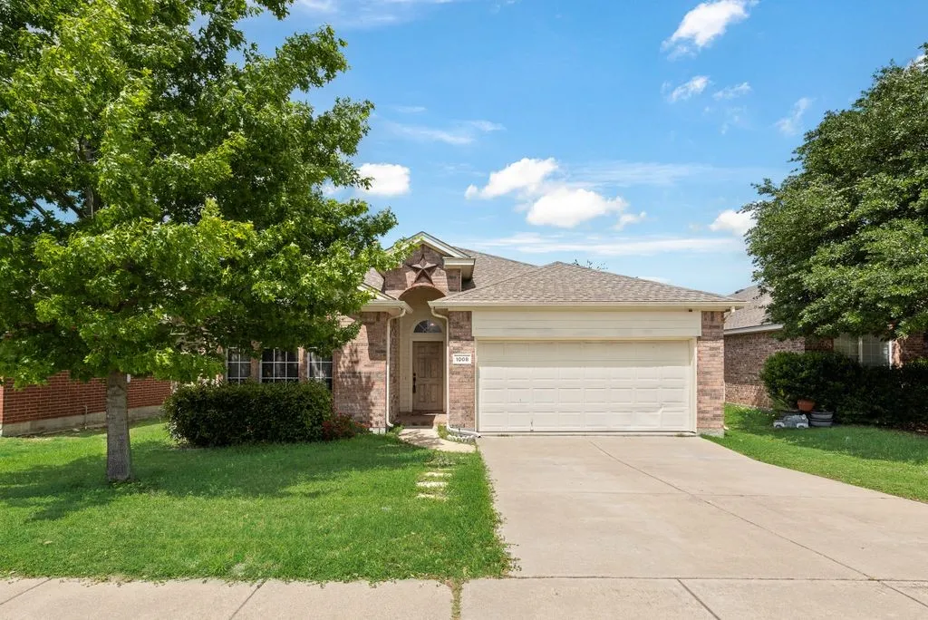 Single Family Residence For Sale in Tarrant County , 1008 Fort Apache Drive, Fort Worth, Texas 76052, 3 Bedroom, 2 Bathroom, 2 Garage spaces, 1,600 Sqft, built in 2005, mls#21378370, Real Estate Agent in Fort Worth, Homes For Sale in Tarrant county, Homes For Sale in Fort Worth, Realtor in Fort Worth Texas, Real Estate Brokerage Independent Realty Texas, Luminita Cordes Realtor