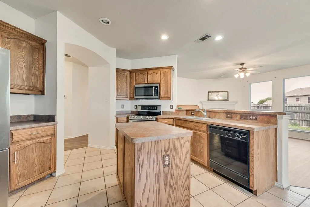 Large Kitchen with Island and beautiful granite countertops!