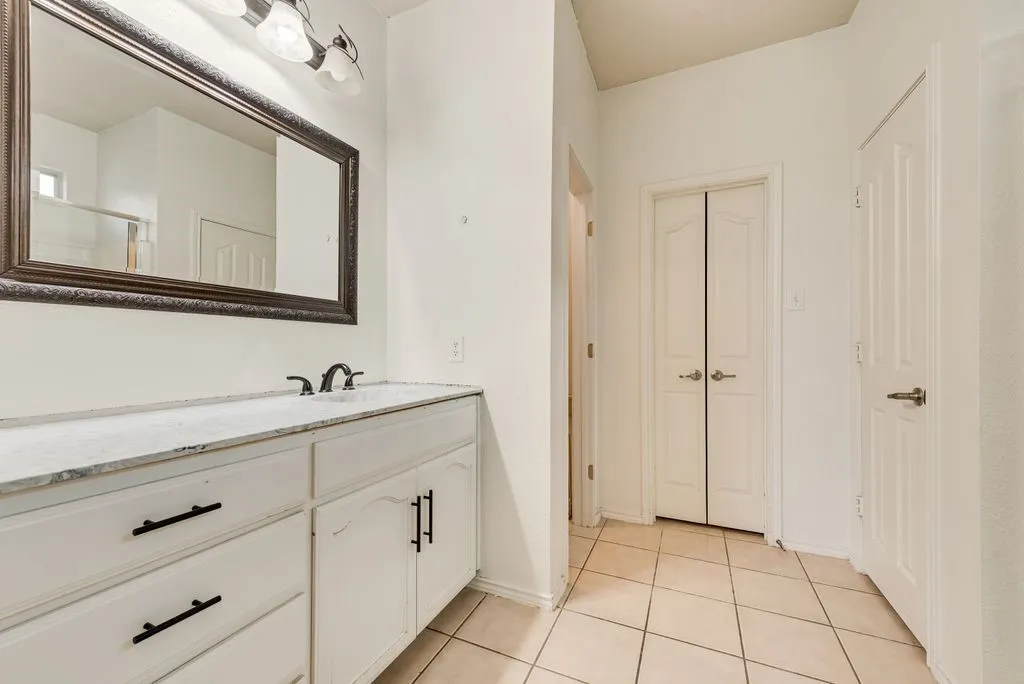 Spacious Primary Bath!