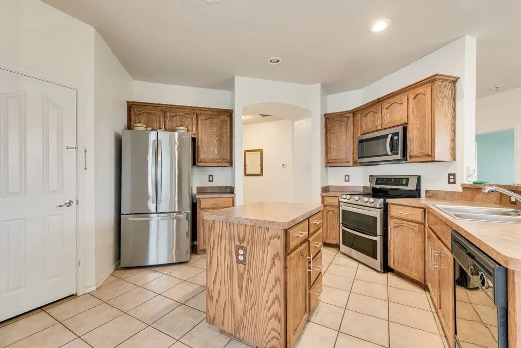 Large Kitchen with Island and beautiful granite countertops!