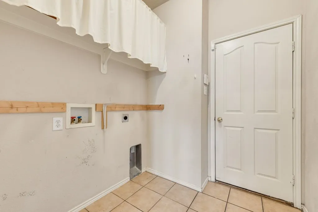 Single Family Residence For Sale in Tarrant County , 1008 Fort Apache Drive, Fort Worth, Texas 76052, 3 Bedroom, 2 Bathroom, 2 Garage spaces, 1,600 Sqft, built in 2005, mls#21378370, Real Estate Agent in Fort Worth, Homes For Sale in Tarrant county, Homes For Sale in Fort Worth, Realtor in Fort Worth Texas, Real Estate Brokerage Independent Realty Texas, Luminita Cordes Realtor
