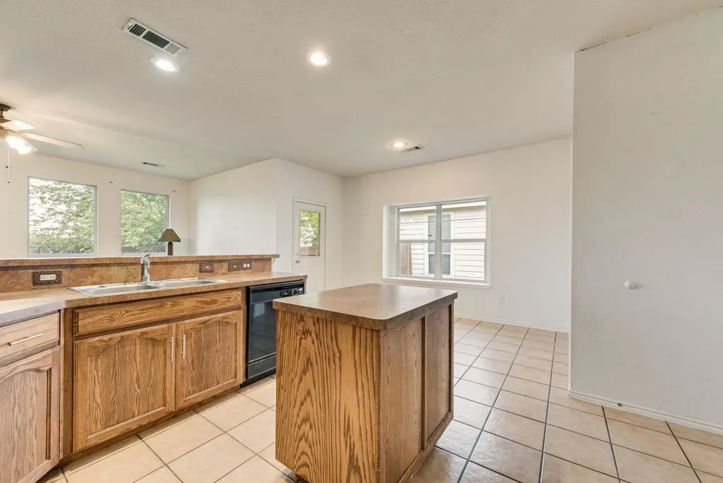 Large Kitchen with Island and beautiful granite countertops!