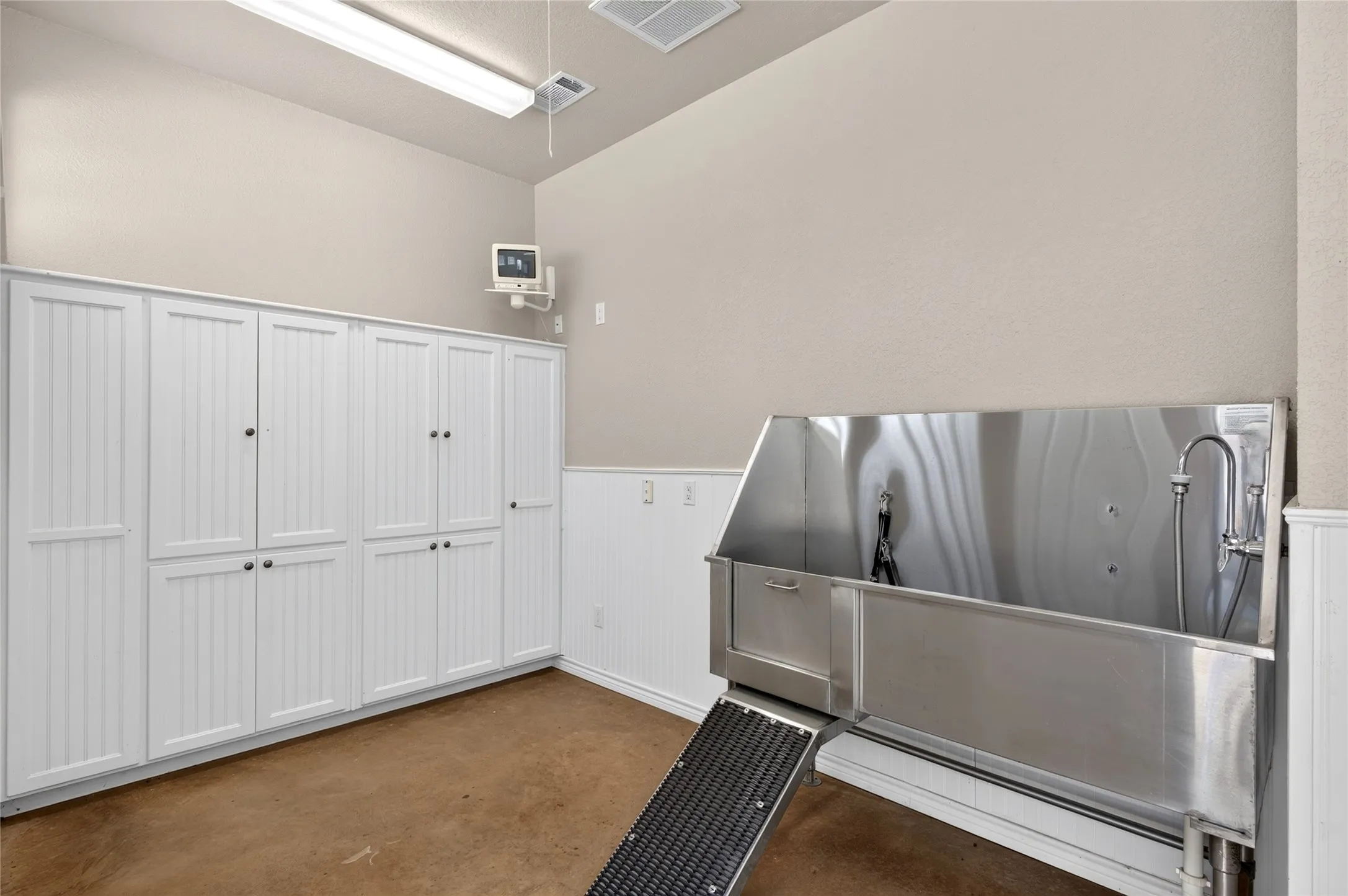 Pool House additional room with dog wash station
