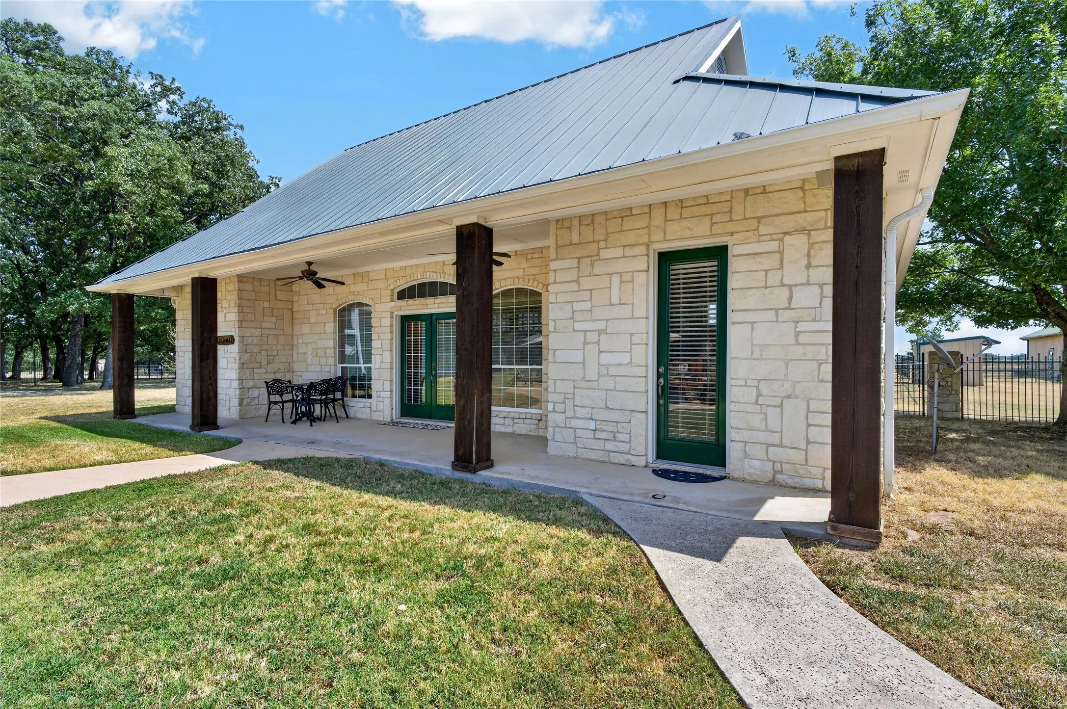 1096 sf Pool House