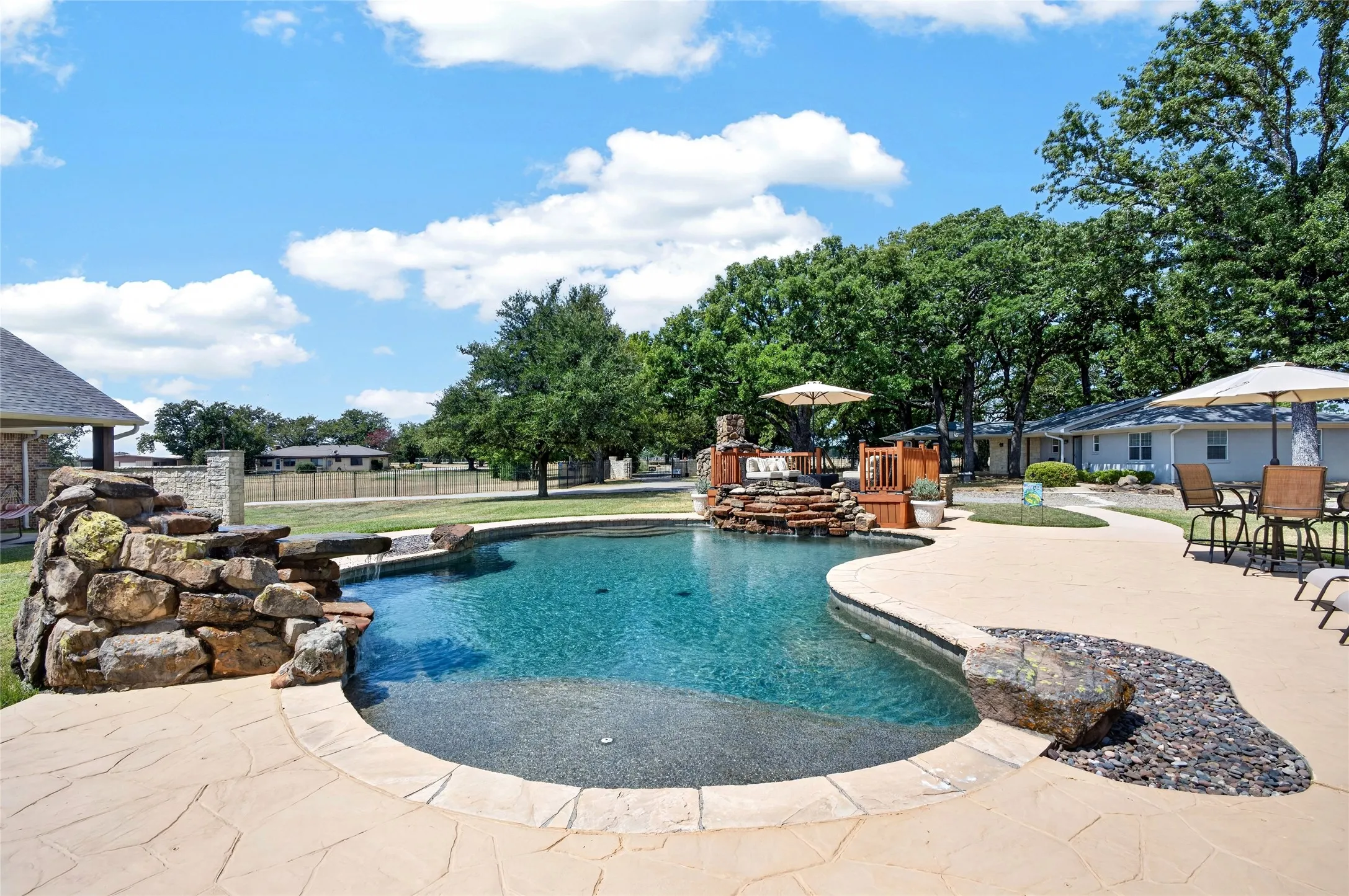 Farm For Sale in Grayson County , 212 Oak Ridge Road, Denison, Texas 75021, 3 Bedroom, 3 Bathroom, 3 Garage spaces, 3,203 Sqft, built in 2006, mls#21345858, Real Estate Agent in Denison, Homes For Sale in Grayson county, Homes For Sale in Denison, Realtor in Denison Texas, Real Estate Brokerage Independent Realty Texas, Luminita Cordes Realtor