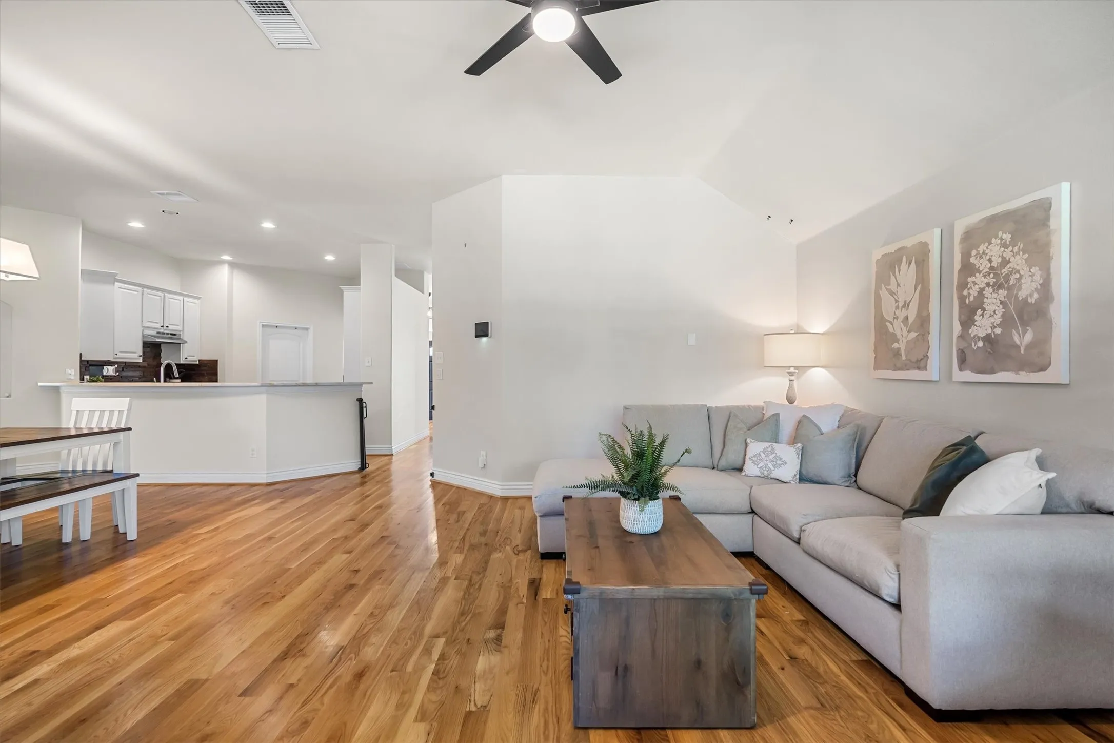 Single Family Residence For Sale in Collin County , 5924 Saddle Club Trail, Mc Kinney, Texas 75070, 3 Bedroom, 2 Bathroom, 2 Garage spaces, 1,873 Sqft, built in 2006, mls#21371189, Real Estate Agent in Mc Kinney, Homes For Sale in Collin county, Homes For Sale in Mc Kinney, Realtor in Mc Kinney Texas, Real Estate Brokerage Independent Realty Texas, Luminita Cordes Realtor