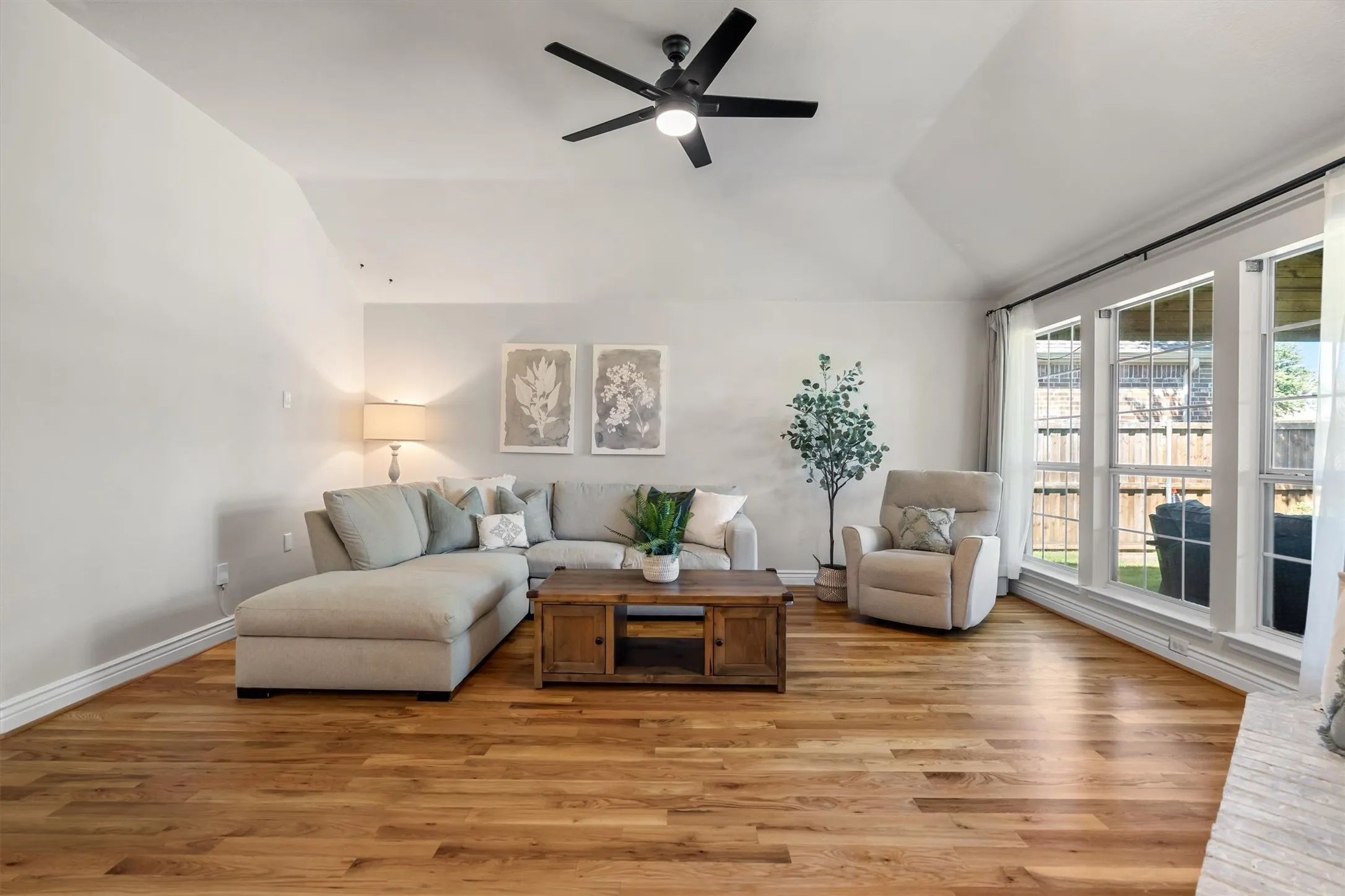 Single Family Residence For Sale in Collin County , 5924 Saddle Club Trail, Mc Kinney, Texas 75070, 3 Bedroom, 2 Bathroom, 2 Garage spaces, 1,873 Sqft, built in 2006, mls#21371189, Real Estate Agent in Mc Kinney, Homes For Sale in Collin county, Homes For Sale in Mc Kinney, Realtor in Mc Kinney Texas, Real Estate Brokerage Independent Realty Texas, Luminita Cordes Realtor