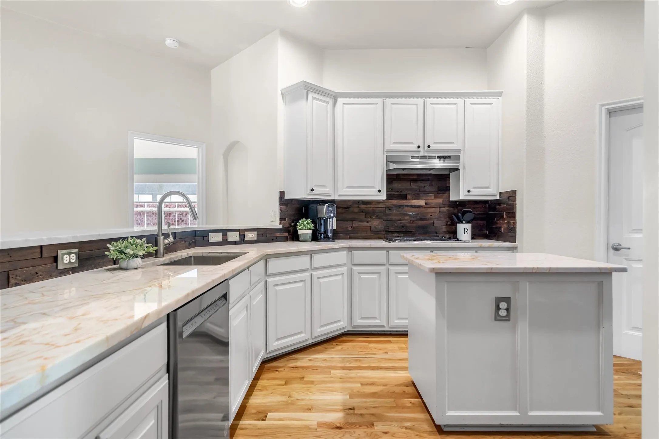 Single Family Residence For Sale in Collin County , 5924 Saddle Club Trail, Mc Kinney, Texas 75070, 3 Bedroom, 2 Bathroom, 2 Garage spaces, 1,873 Sqft, built in 2006, mls#21371189, Real Estate Agent in Mc Kinney, Homes For Sale in Collin county, Homes For Sale in Mc Kinney, Realtor in Mc Kinney Texas, Real Estate Brokerage Independent Realty Texas, Luminita Cordes Realtor