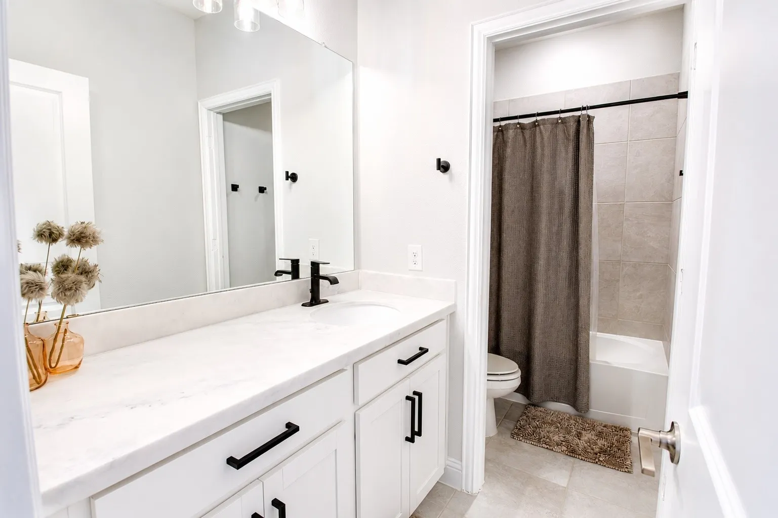 Single Family Residence For Sale in Denton County , 2257 Lexington Way, Carrollton, Texas 75010, 3 Bedroom, 3 Bathroom, 2 Garage spaces, 2,160 Sqft, built in 2020, mls#21375506, Real Estate Agent in Carrollton, Homes For Sale in Denton county, Homes For Sale in Carrollton, Realtor in Carrollton Texas, Real Estate Brokerage Independent Realty Texas, Luminita Cordes Realtor