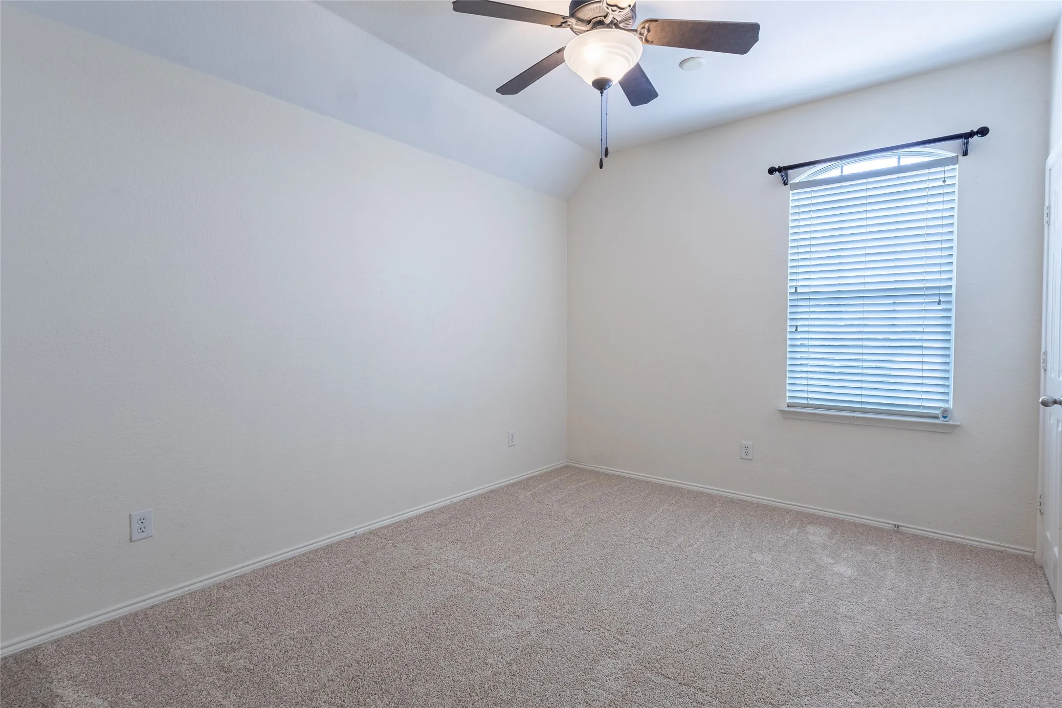 Single Family Residence For Sale in Tarrant County , 4849 Grinstein Drive, Fort Worth, Texas 76244, 4 Bedroom, 3 Bathroom, 2 Garage spaces, 3,322 Sqft, built in 2006, mls#21376797, Real Estate Agent in Fort Worth, Homes For Sale in Tarrant county, Homes For Sale in Fort Worth, Realtor in Fort Worth Texas, Real Estate Brokerage Independent Realty Texas, Luminita Cordes Realtor