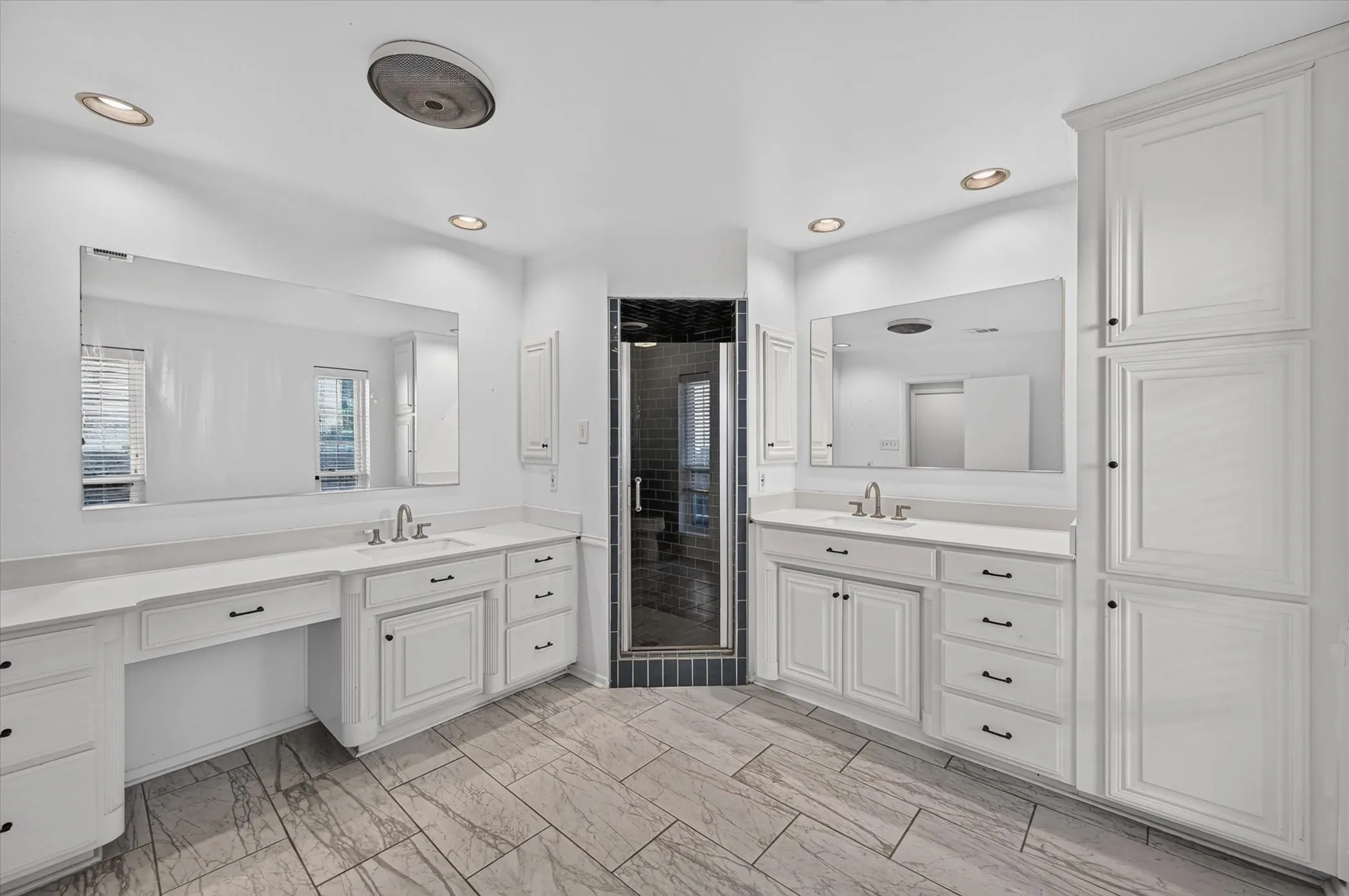 Single Family Residence For Sale in Tarrant County , 4208 Trowbridge Drive, Arlington, Texas 76013, 4 Bedroom, 3 Bathroom, 2 Garage spaces, 2,771 Sqft, built in 1973, mls#21360196, Real Estate Agent in Arlington, Homes For Sale in Tarrant county, Homes For Sale in Arlington, Realtor in Arlington Texas, Real Estate Brokerage Independent Realty Texas, Luminita Cordes Realtor