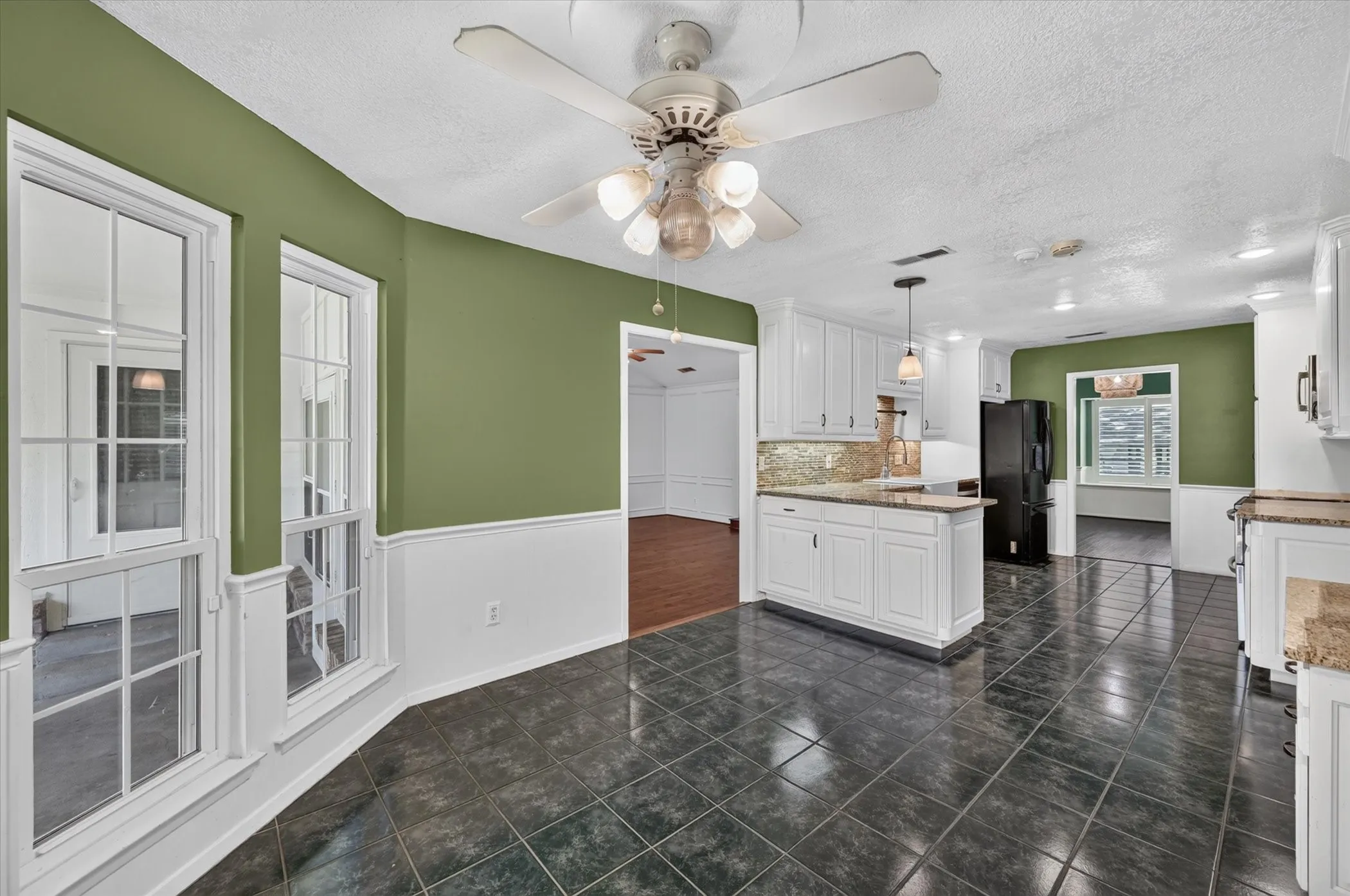 Single Family Residence For Sale in Tarrant County , 4208 Trowbridge Drive, Arlington, Texas 76013, 4 Bedroom, 3 Bathroom, 2 Garage spaces, 2,771 Sqft, built in 1973, mls#21360196, Real Estate Agent in Arlington, Homes For Sale in Tarrant county, Homes For Sale in Arlington, Realtor in Arlington Texas, Real Estate Brokerage Independent Realty Texas, Luminita Cordes Realtor