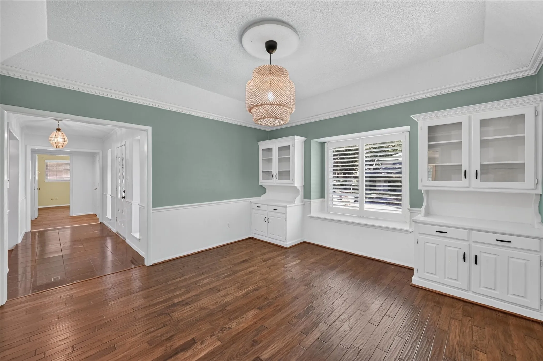 Single Family Residence For Sale in Tarrant County , 4208 Trowbridge Drive, Arlington, Texas 76013, 4 Bedroom, 3 Bathroom, 2 Garage spaces, 2,771 Sqft, built in 1973, mls#21360196, Real Estate Agent in Arlington, Homes For Sale in Tarrant county, Homes For Sale in Arlington, Realtor in Arlington Texas, Real Estate Brokerage Independent Realty Texas, Luminita Cordes Realtor
